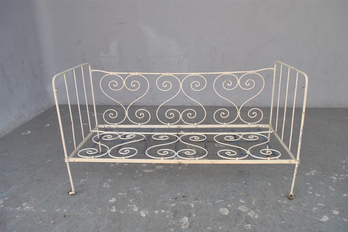 Bed in wrought iron of time end XIX painted white