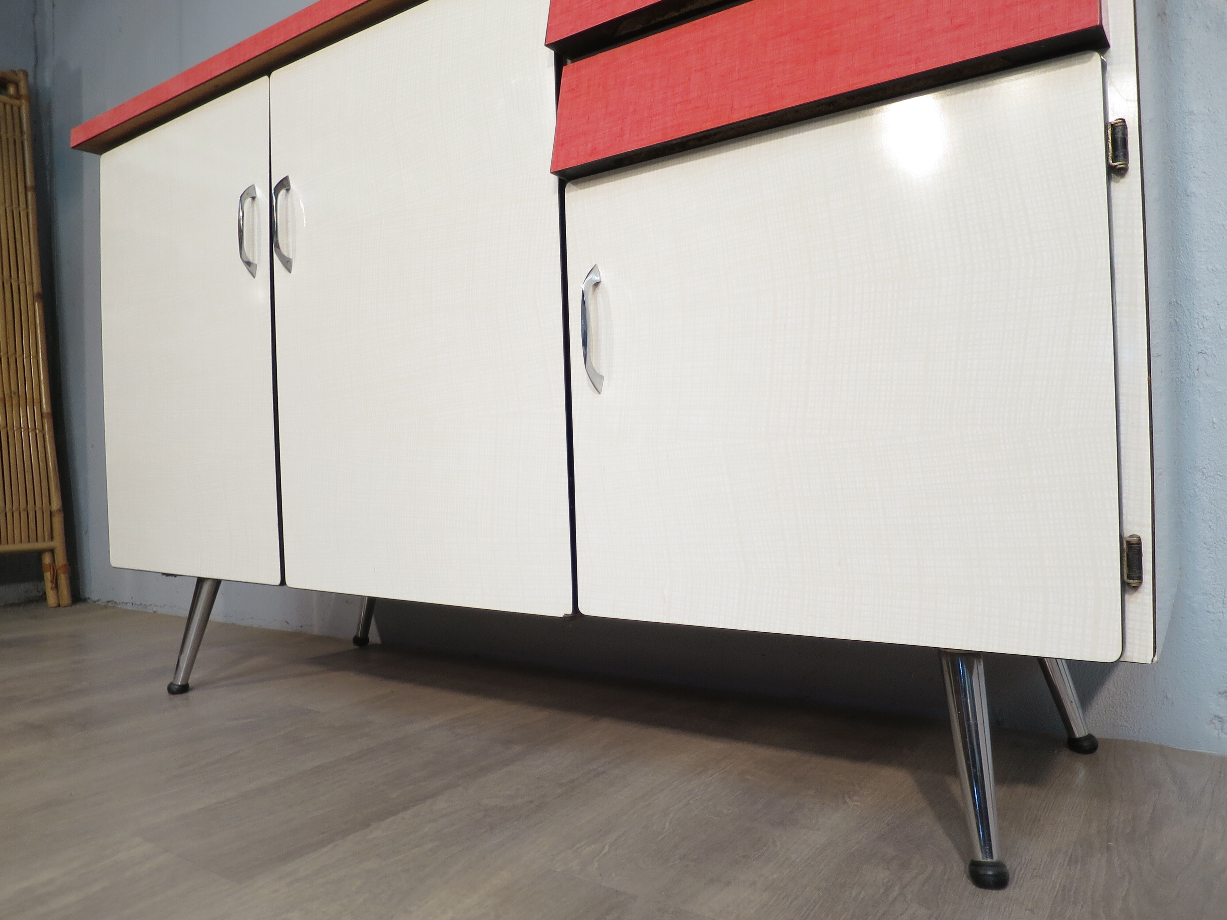 Buffet formica feet compass