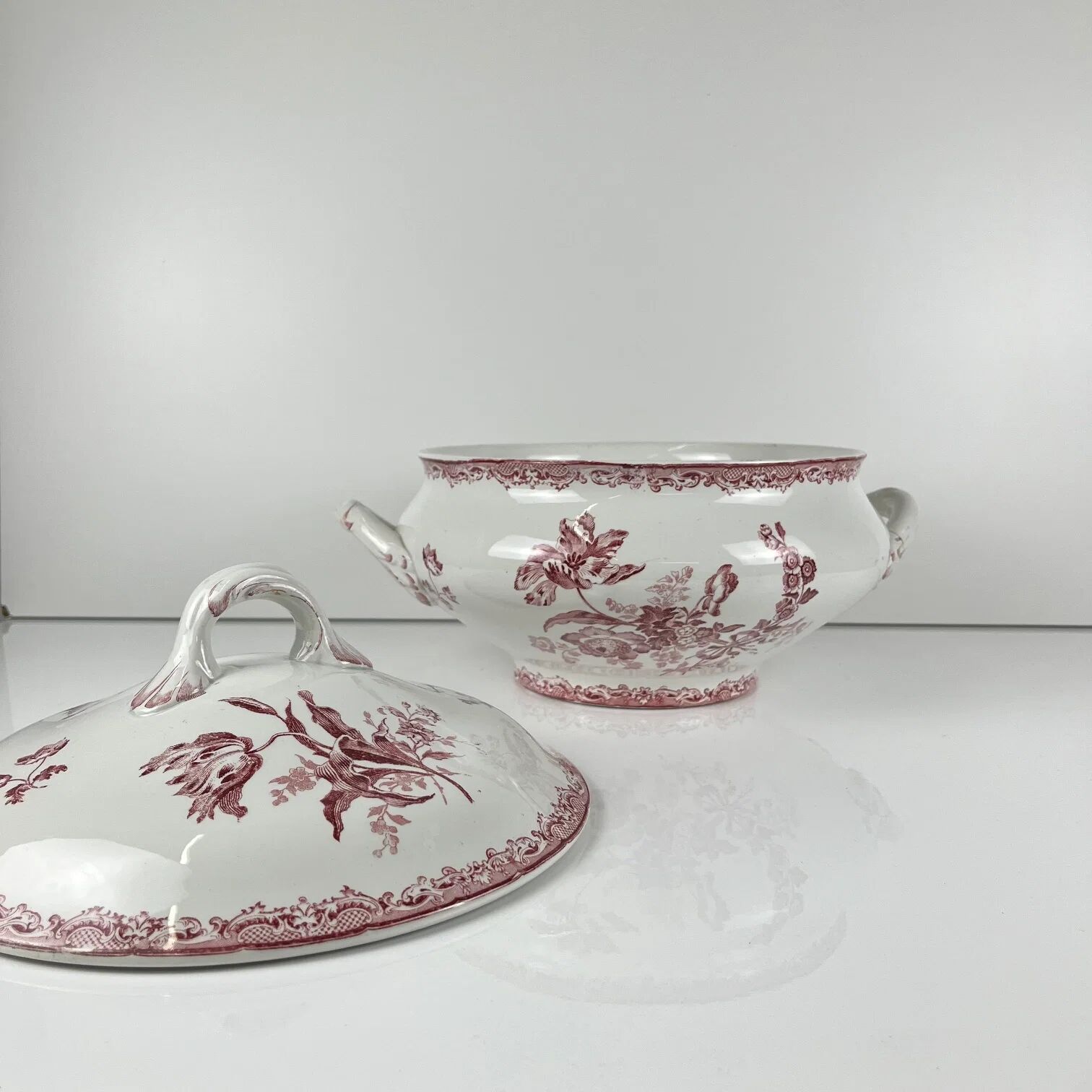 Soupière Sarreguemines, modèle "Fontange", rouge, 1918-1950