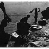 Lessive au bord du fleuve, Inde vers 1960