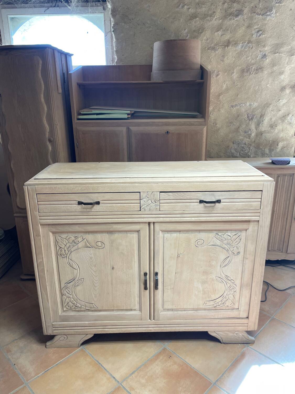 Buffet en hêtre massif sculpté – aérogommé, décapé, sablé