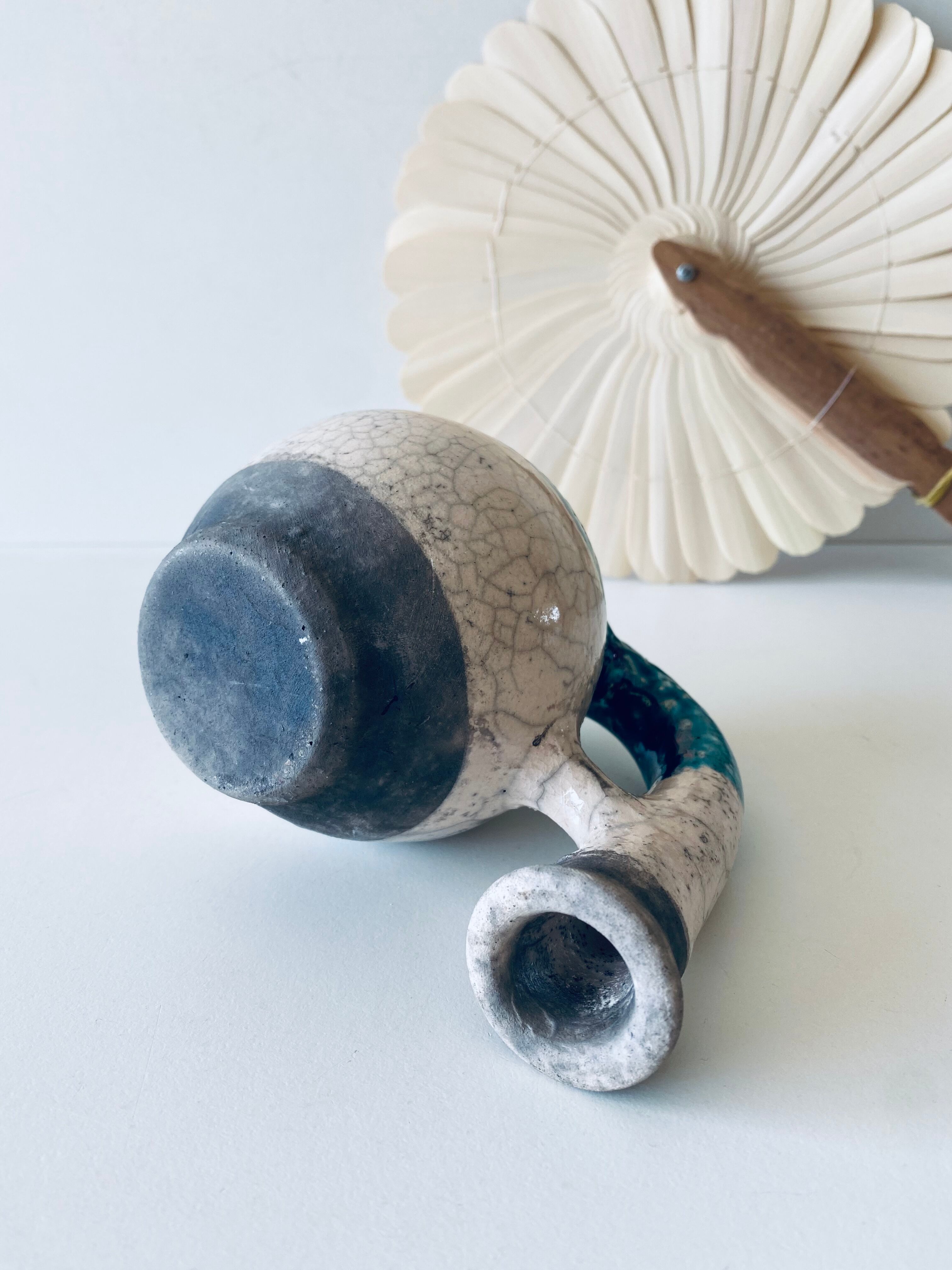 Poterie en terre cuite émaillée bleu et crème