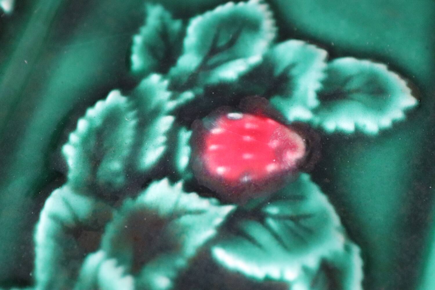 Large rectangular dish in green slipware with a strawberry design – Valla