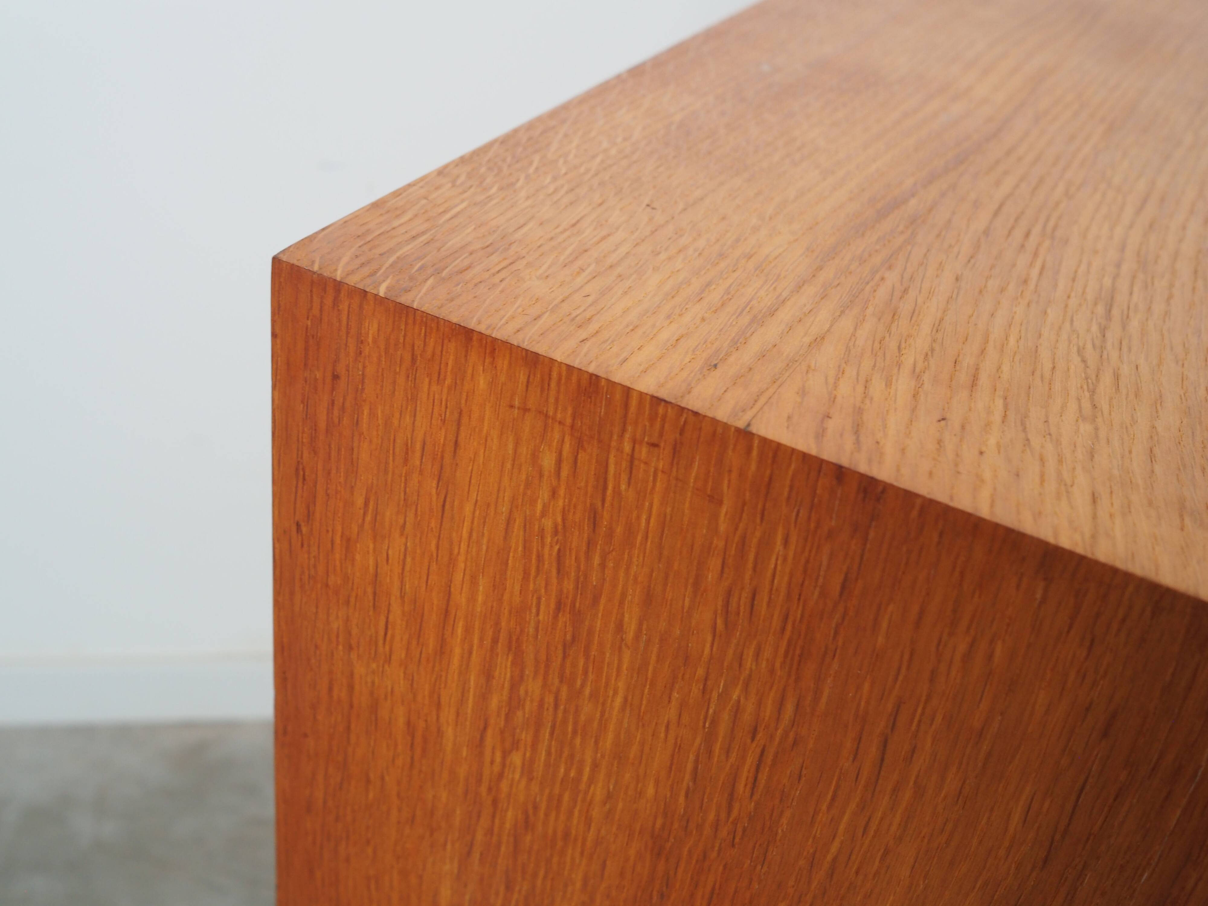 Armoire en chêne, design danois, années 1960, designer : Hans J. Wegner, fabricant : Ry Møbler