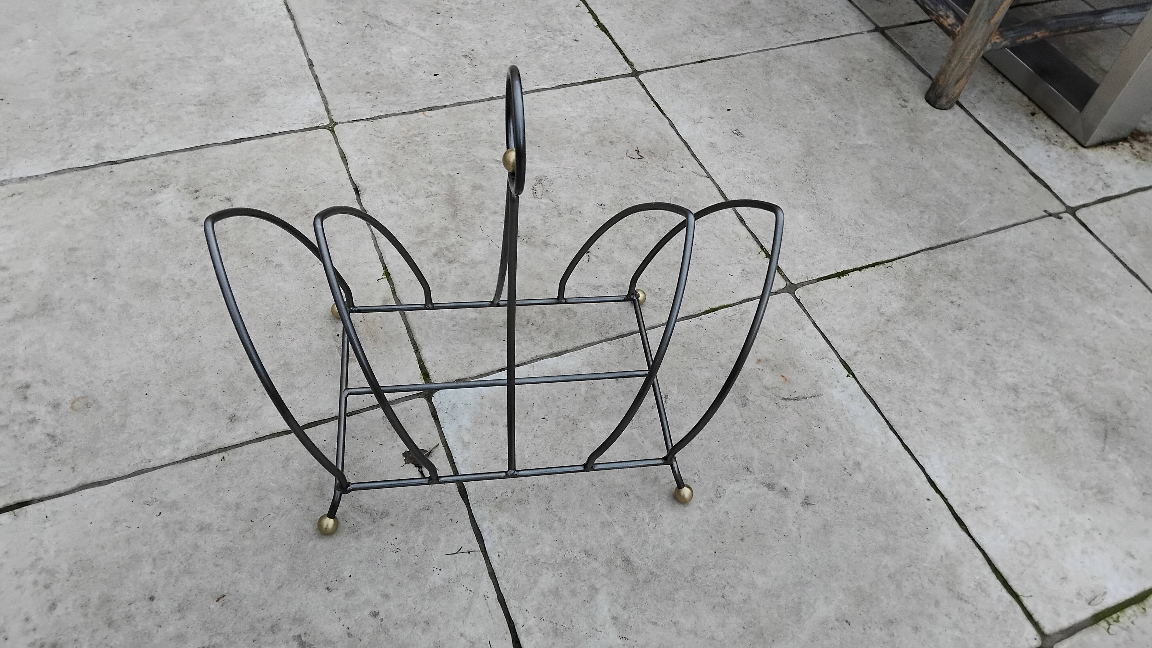 Vintage 1980s metal magazine rack