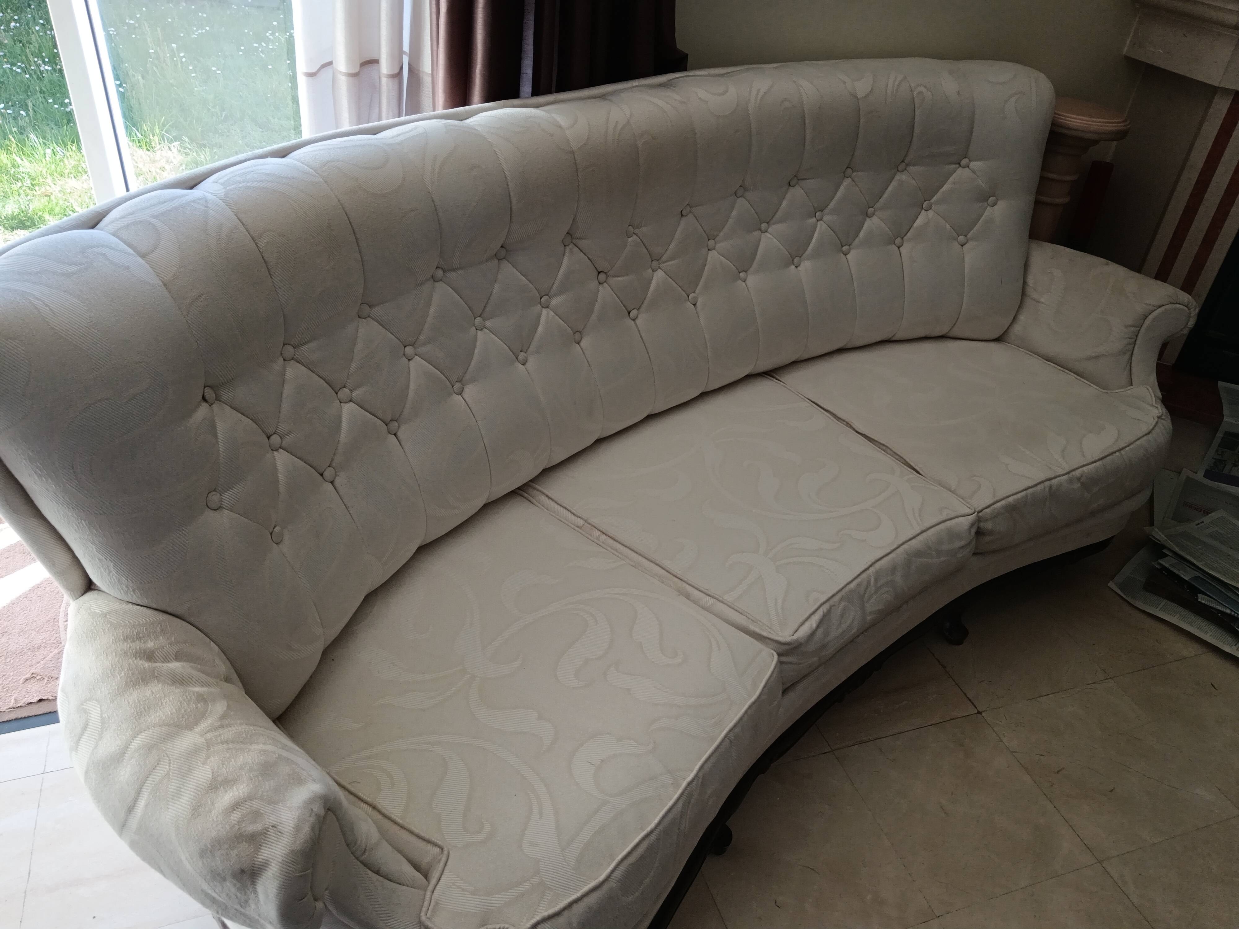 Vintage white curved tufted three-seater canapé