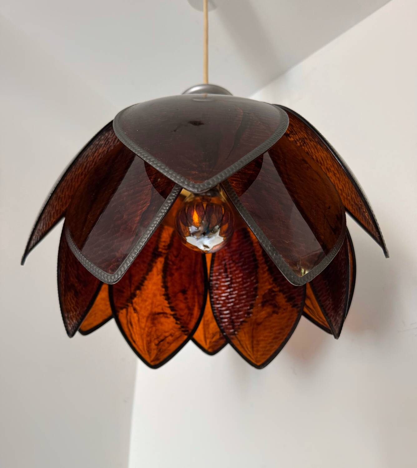 Lustre lotus Bakélite années 70