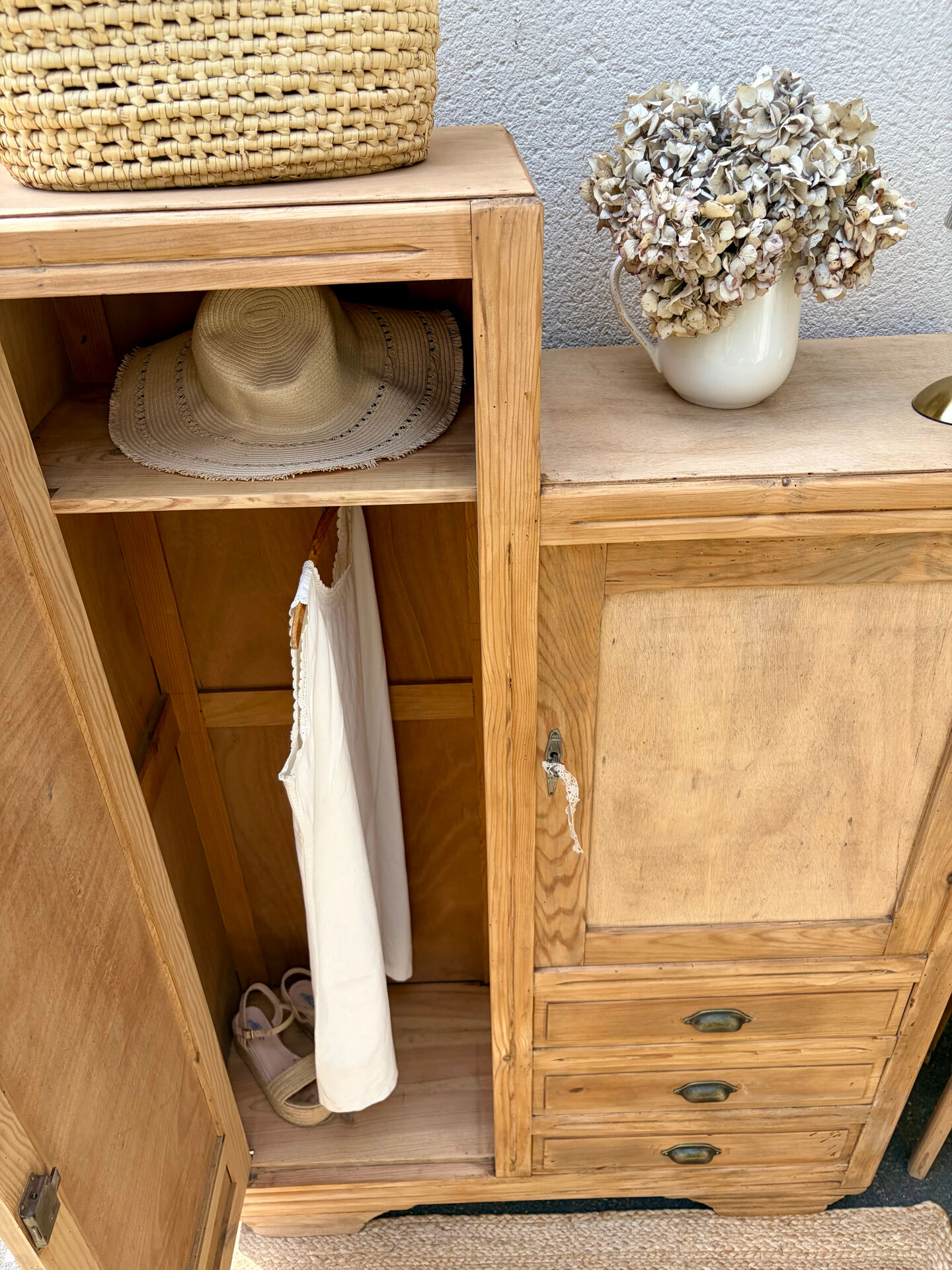 Asymmetrical wardrobe in raw wood