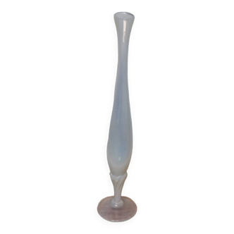 Vase soliflore en opaline blanc irisé vintage