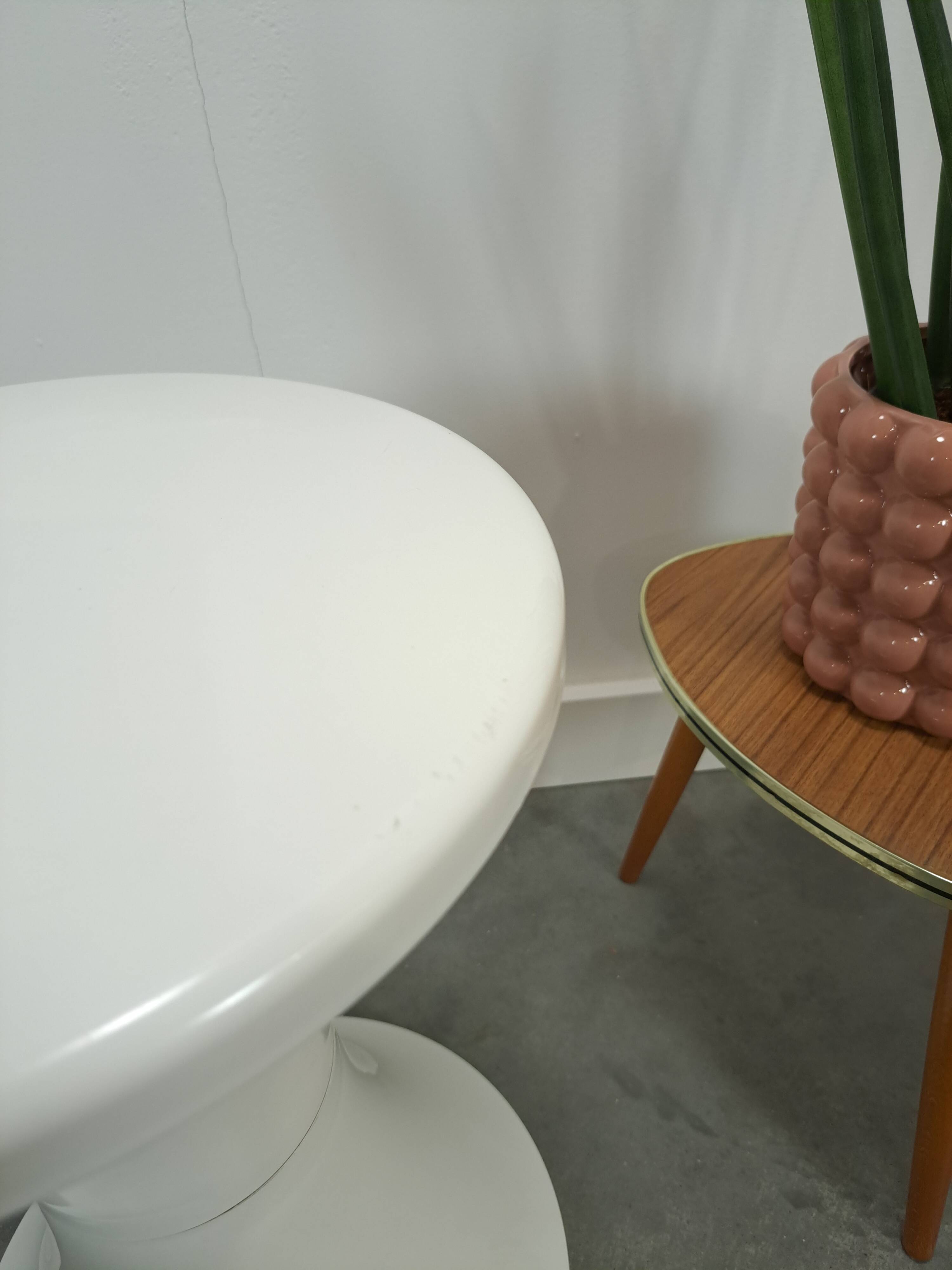 Tabouret en plastique blanc table à plantes vintage