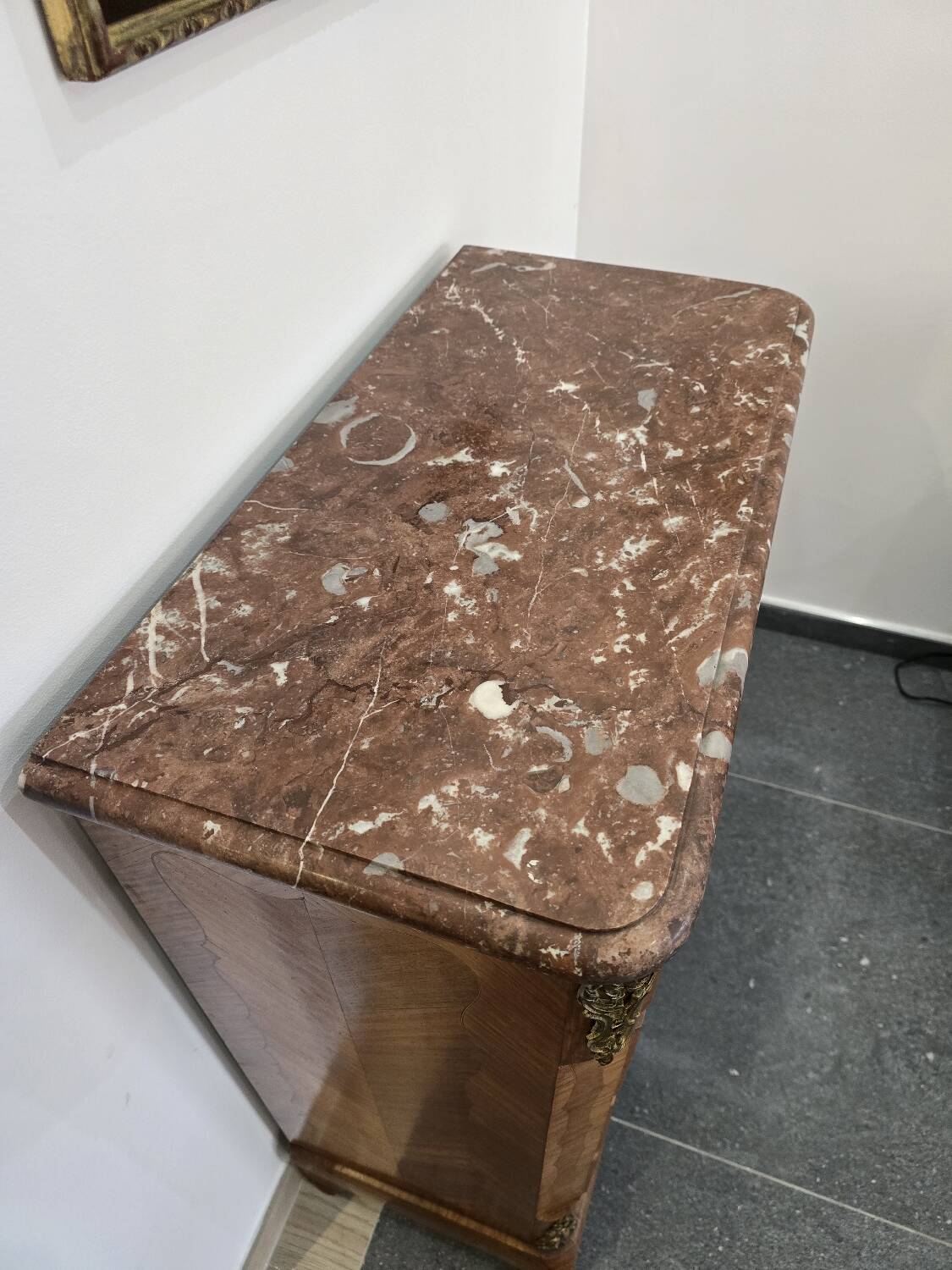 Louis XV chest of drawers in marquetry and gilded bronze - Marble top