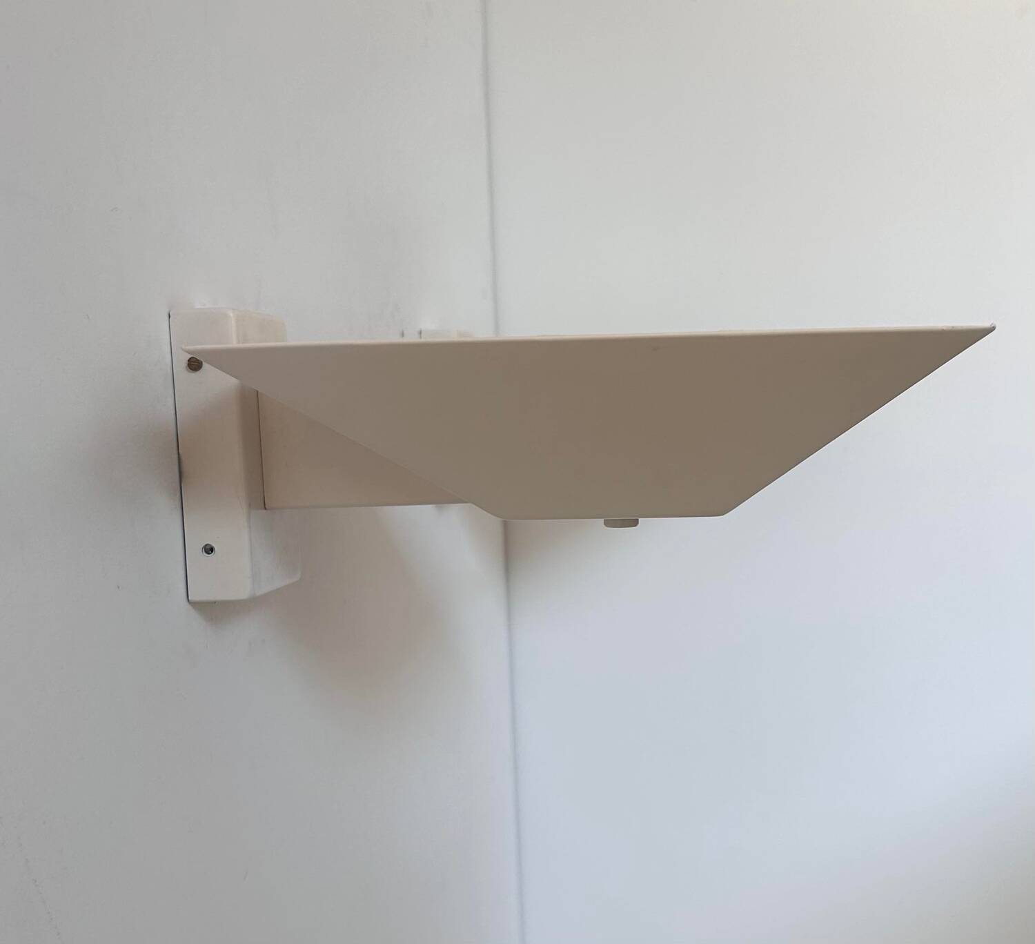 Set of modernist wall lights, white lacquered metal, France 1970