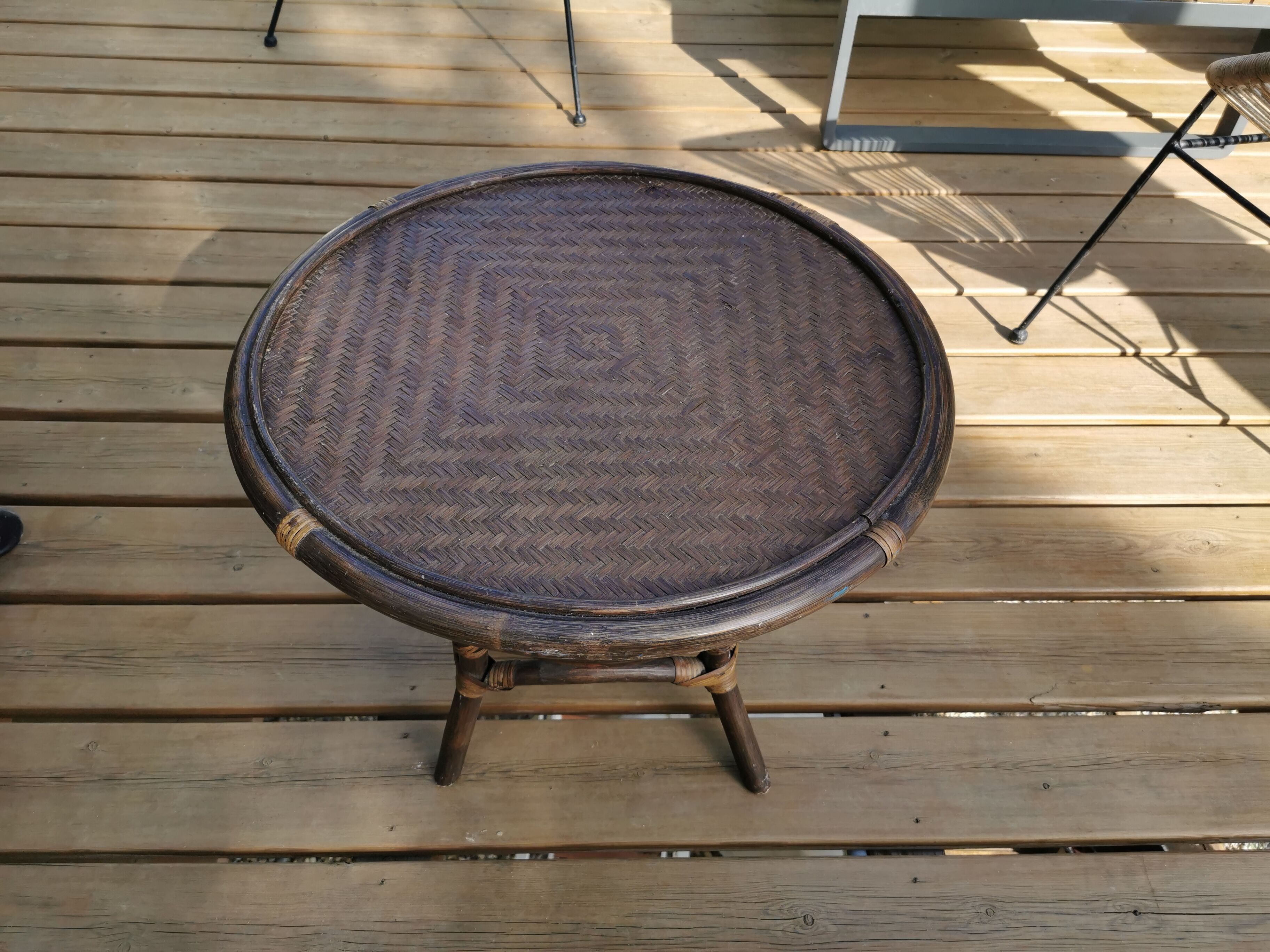Round vintage coffee table in bombous and rattan