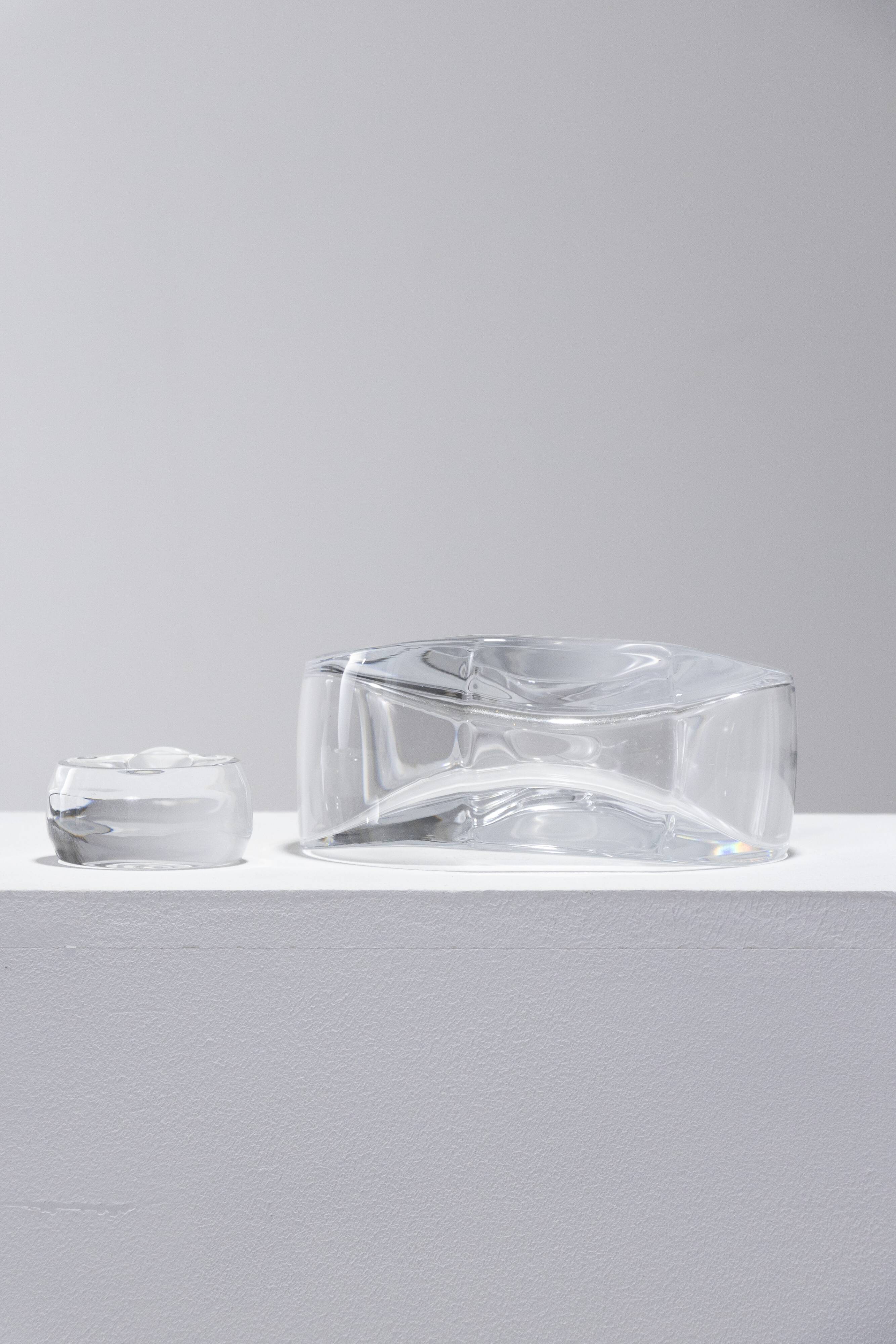 Flacon en verre moulé, 1940s