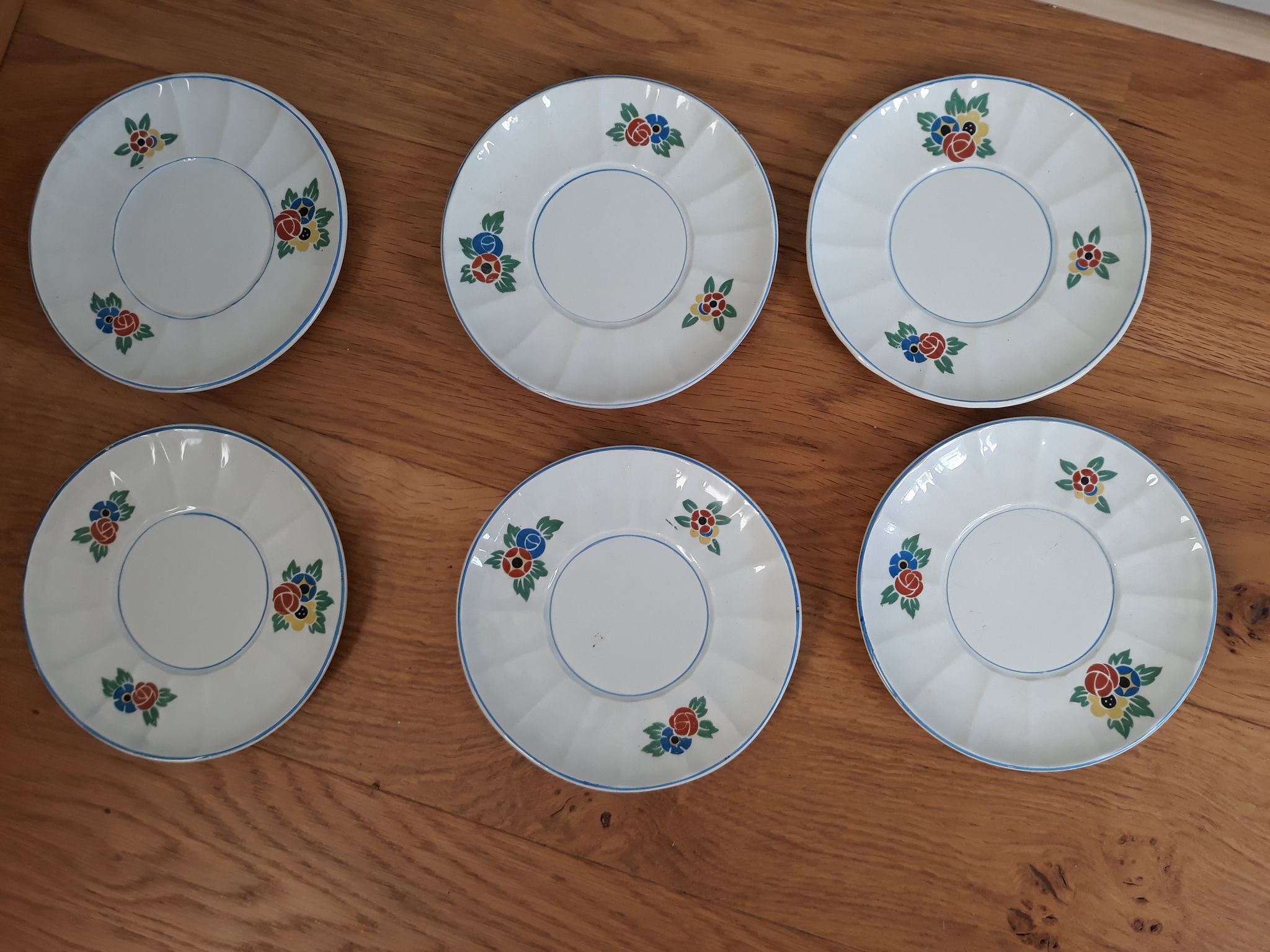 Set of six sub-cups or dessert plates