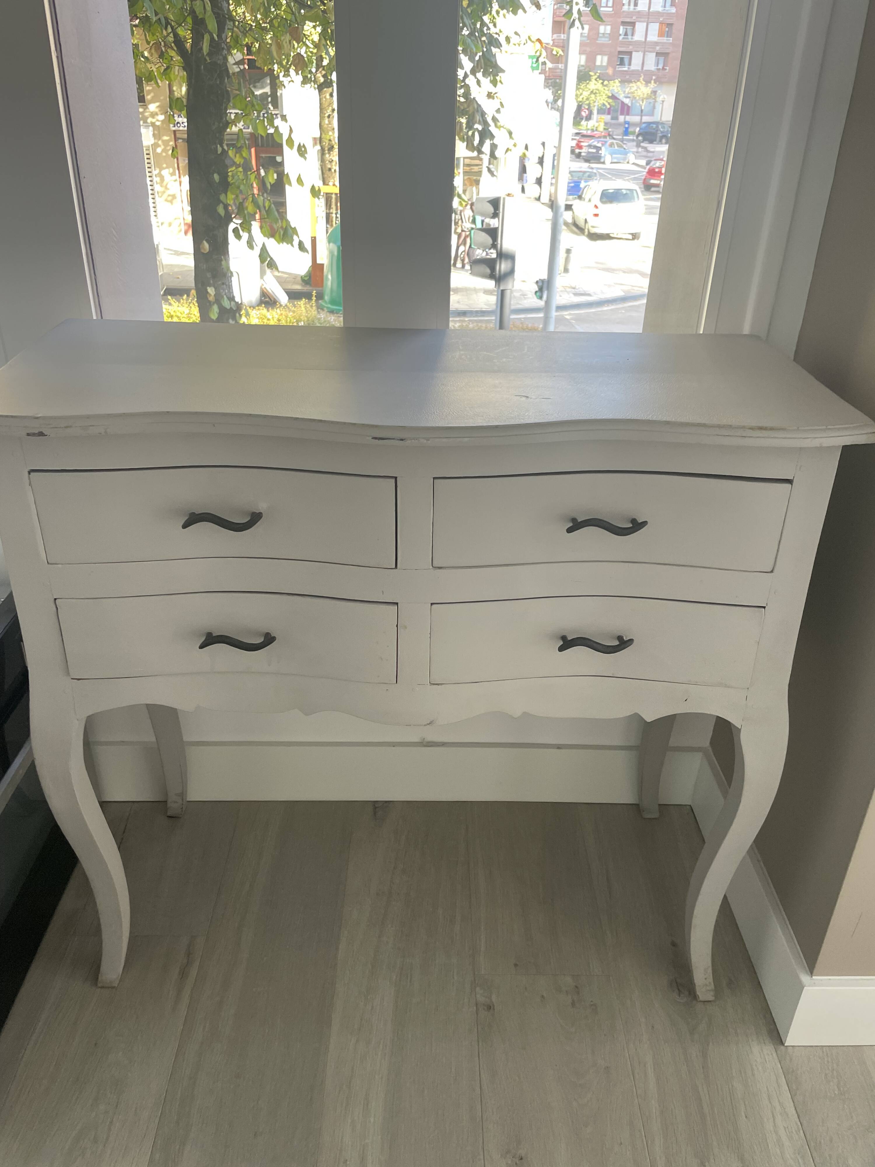 Chest of drawers in wood painted grey