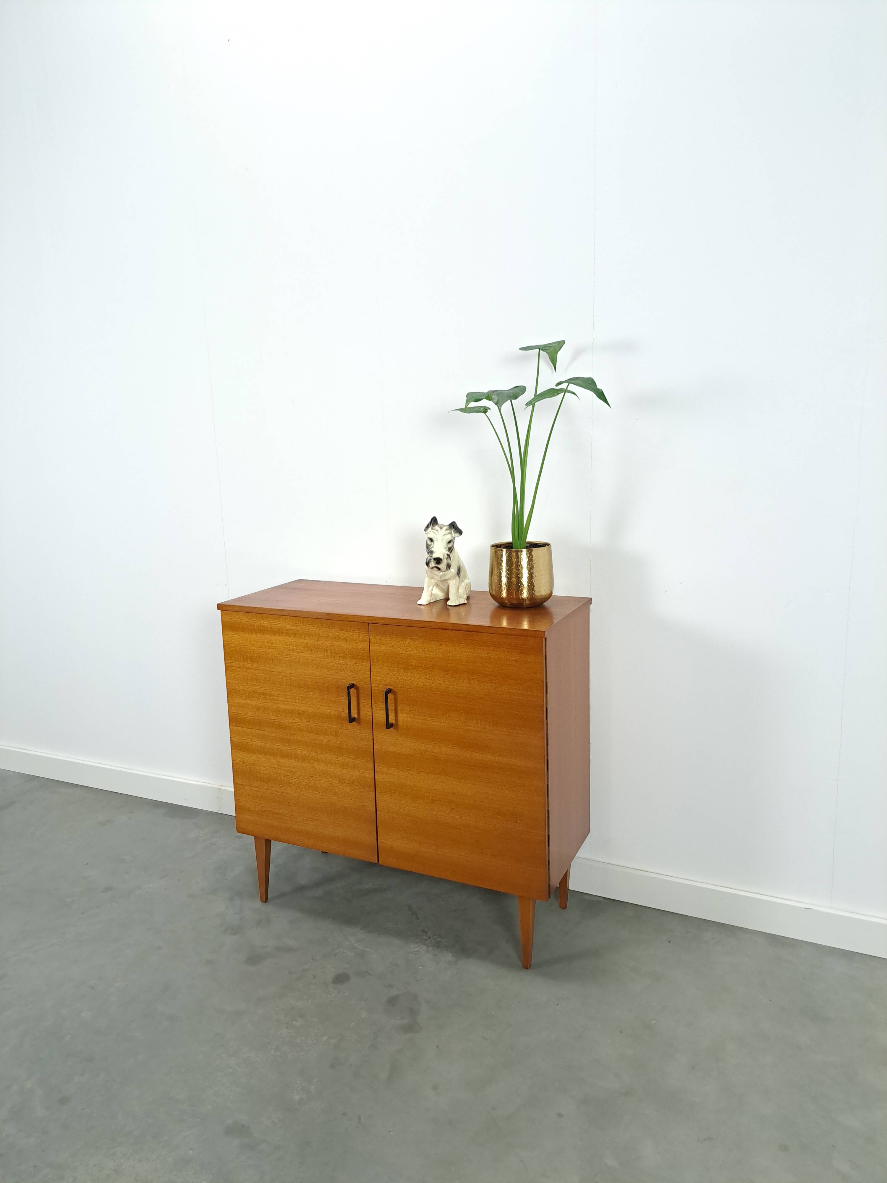 Fineer vintage schoenenkast met legplanken, Kama Möbel