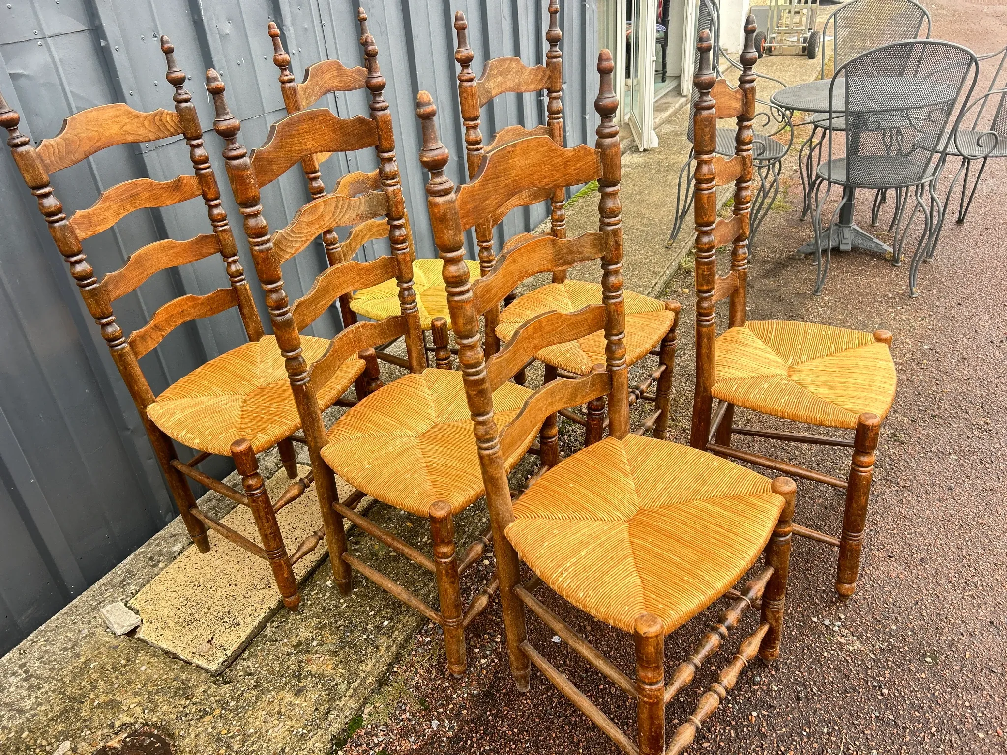 Série de six  chaises rustiques paillées
