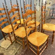 Série de six  chaises rustiques paillées