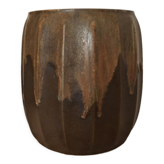 Vase en grès flammé avec coulures marron clair sur marron foncé. Signé DENBAC et numéroté