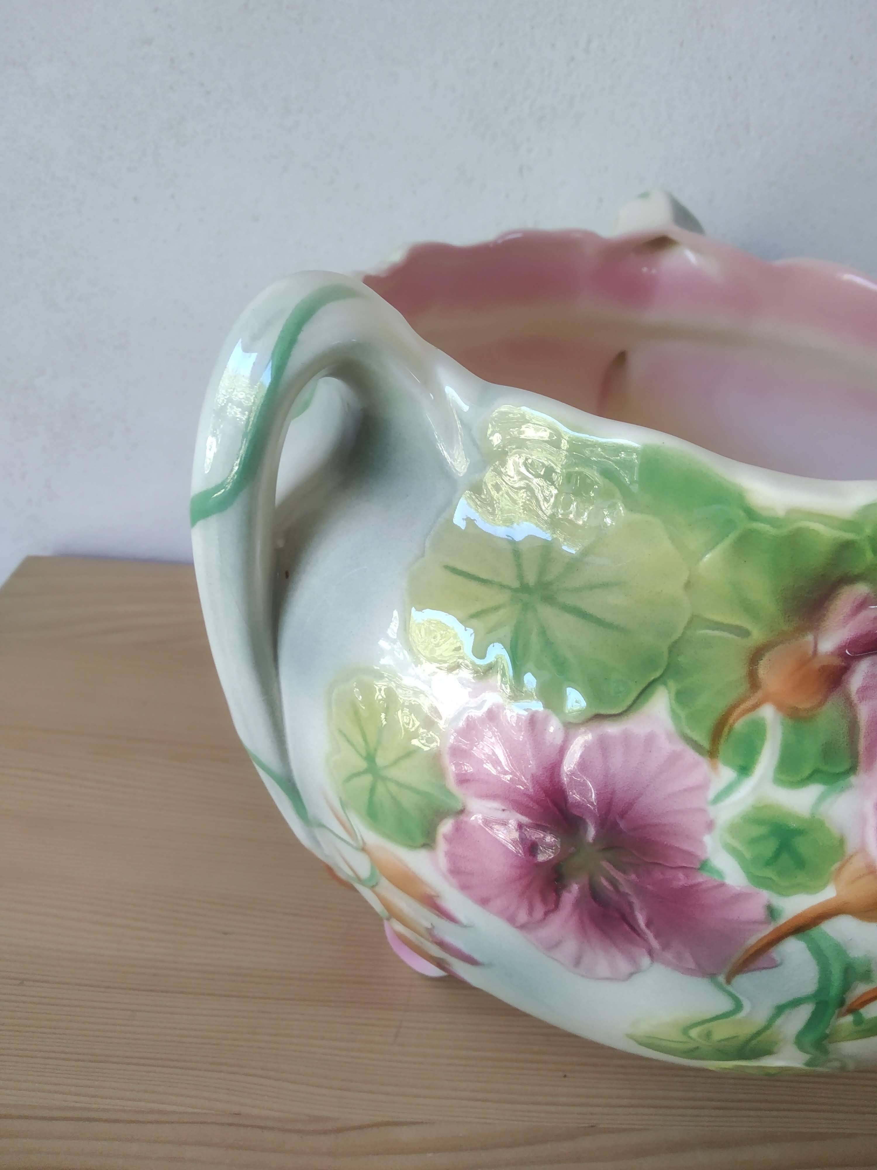 Saint Clément slip pot with Nasturtium decor