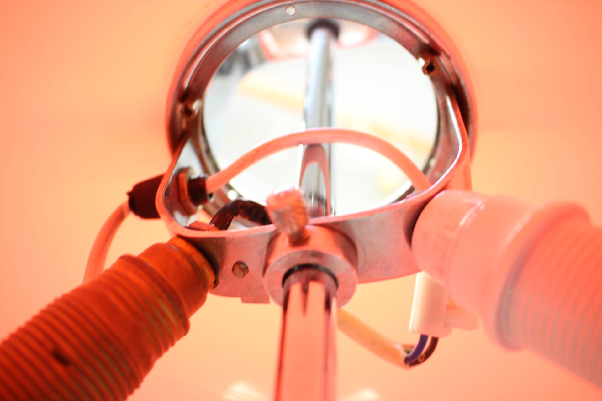 Lampadaire Space Age Guzzini Meblo en plastique et métal chromé, Italie années 1970