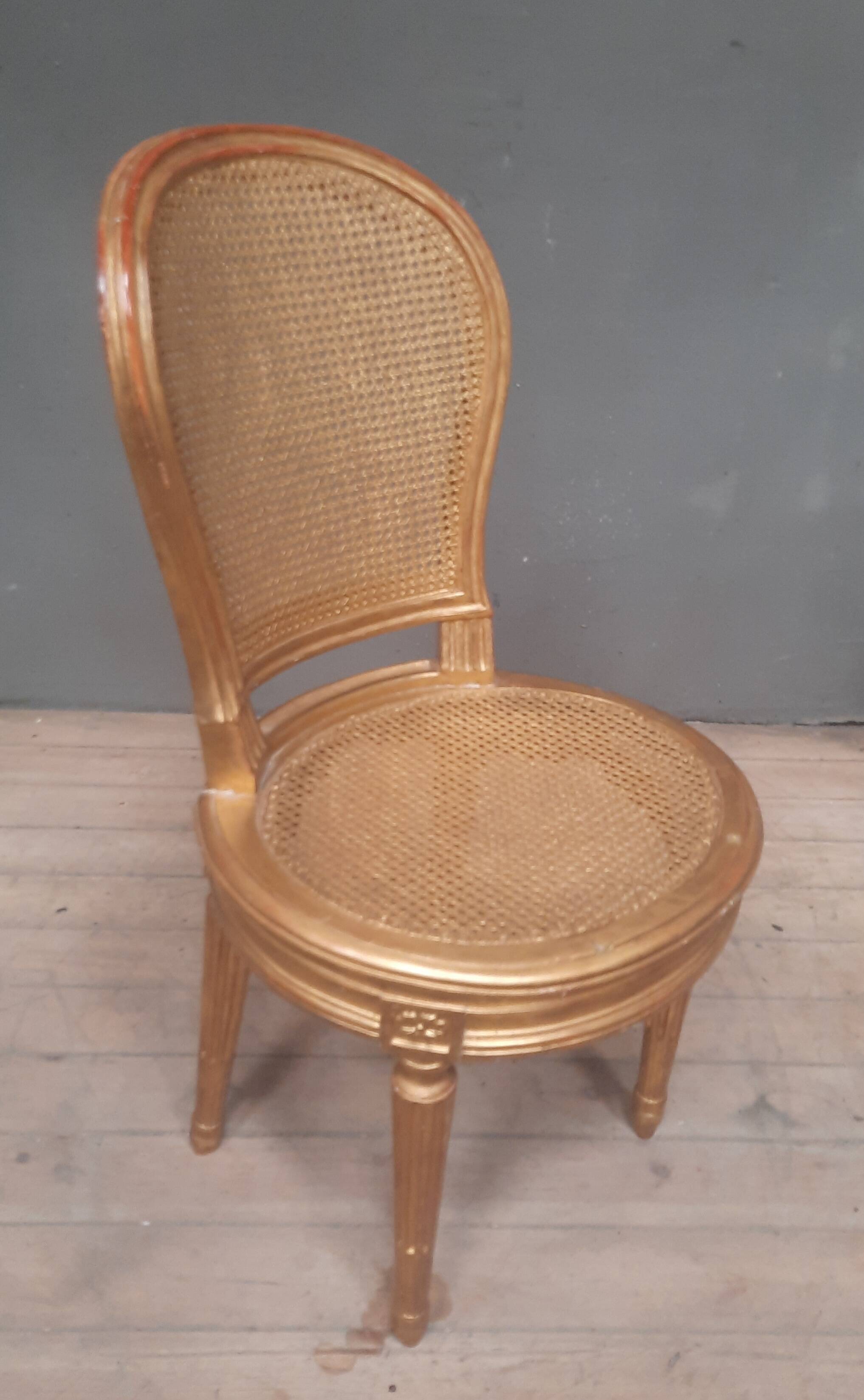 Chaise style Louis XVI en bois doré