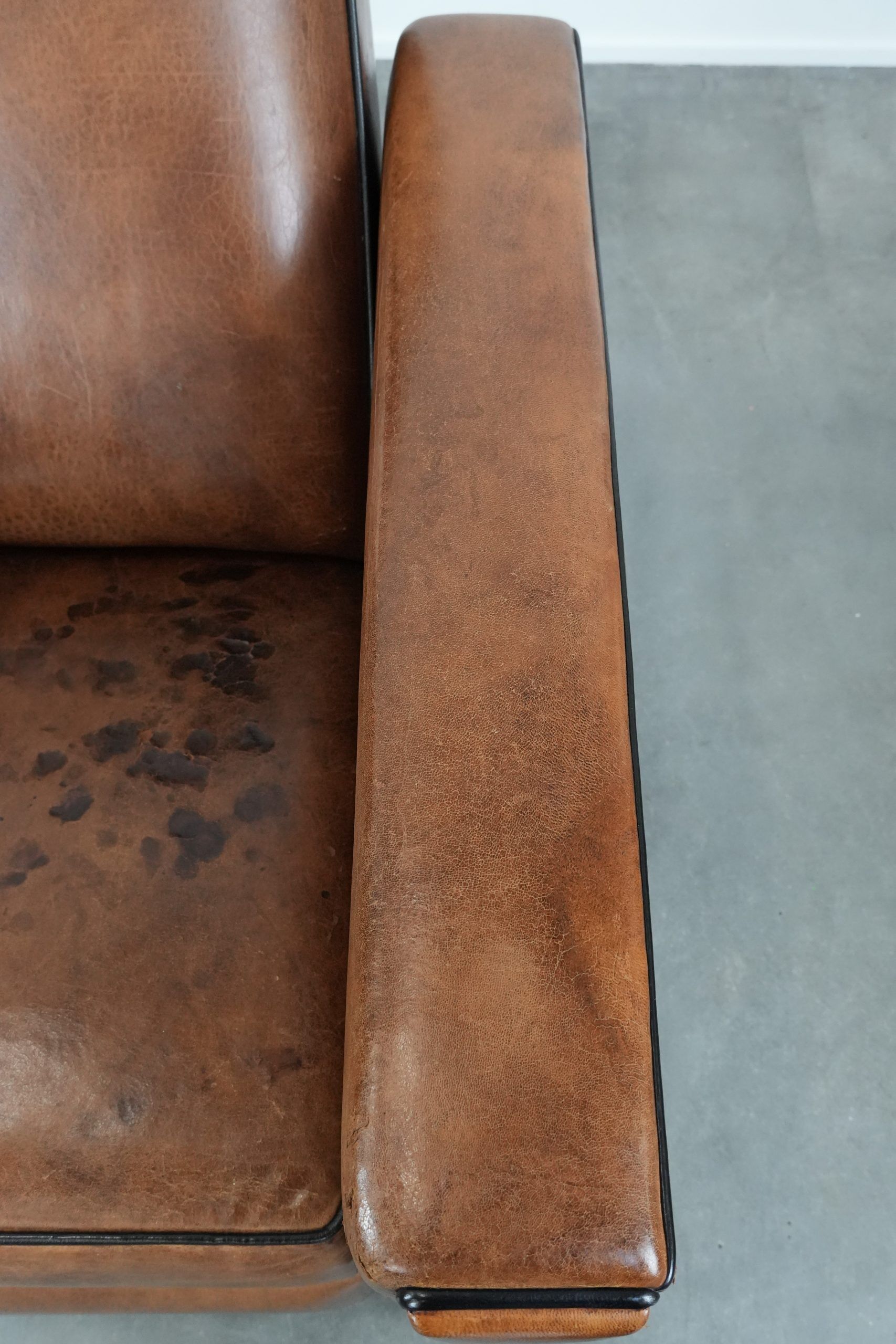 Comfortable and adjustable sheepskin relax armchair with a sleek design