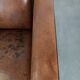 Fauteuil relax en peau de mouton confortable et ajustable avec un design épuré.