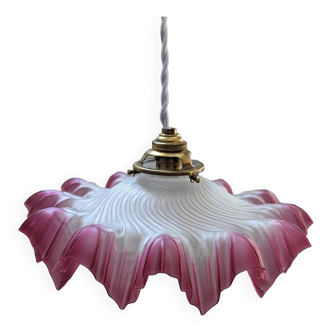 Suspension, baladeuse ancienne abat-jour en verre rose dentelée plissée art déco