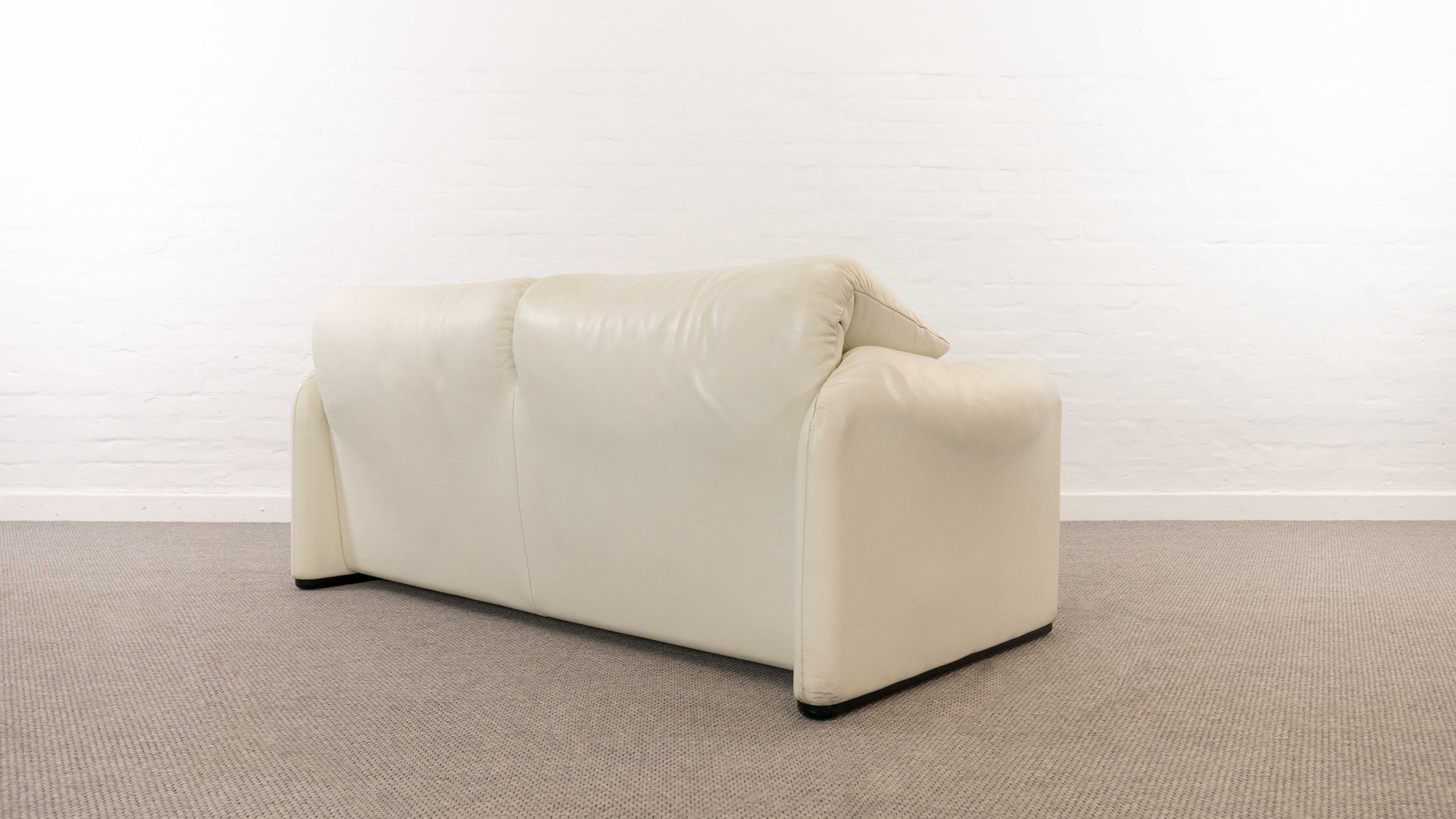 Maralunga 2-seater sofa in white leather by Vico Magistretti for Cassina