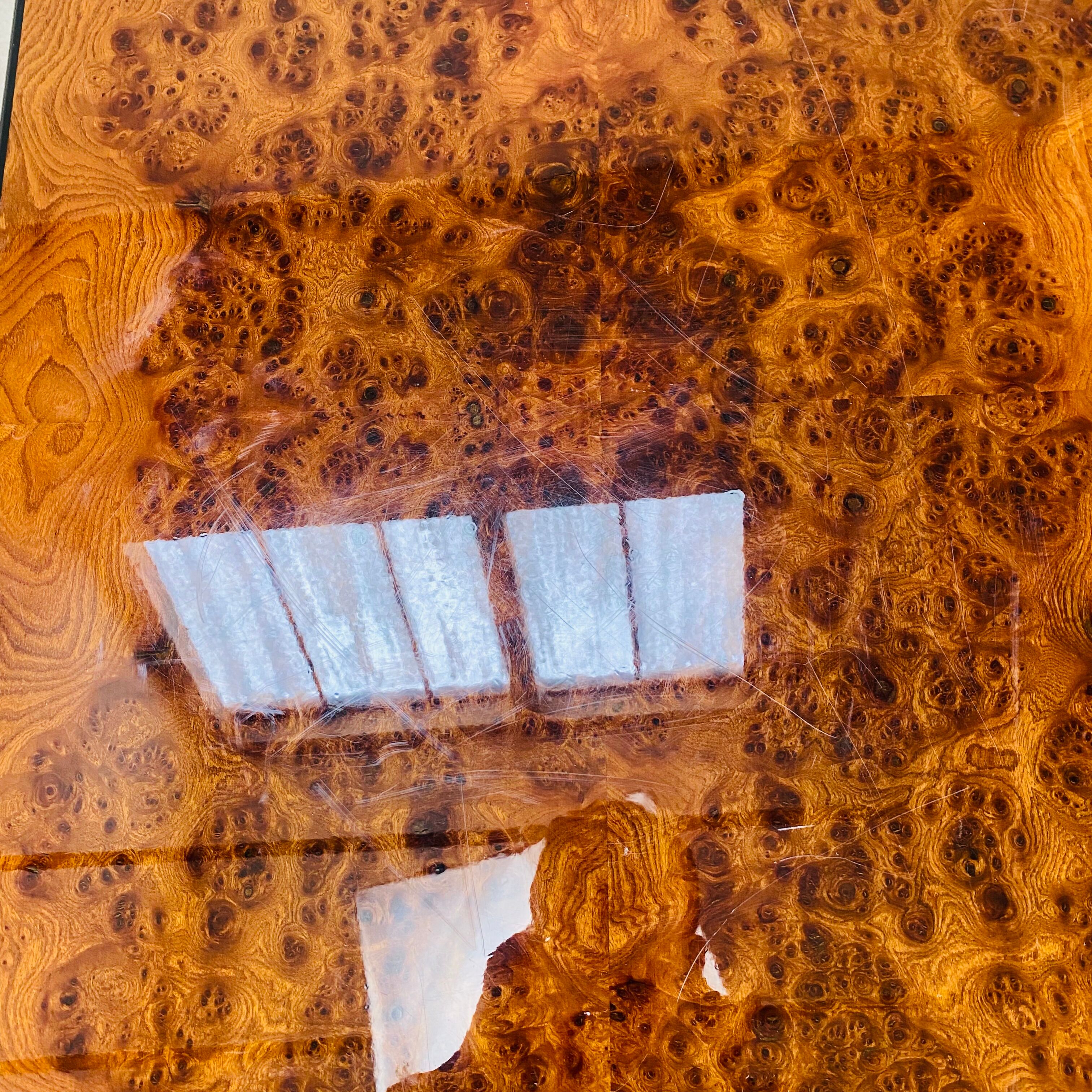 Table d'appoint bout de canapé années 70 en loupe d'orme