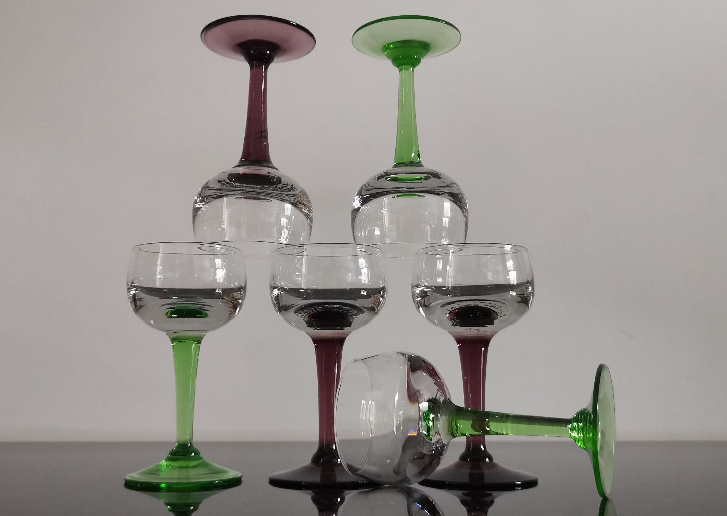 6 anciens verres à liqueur en cristal sur pieds de couleurs  des années 20/30
