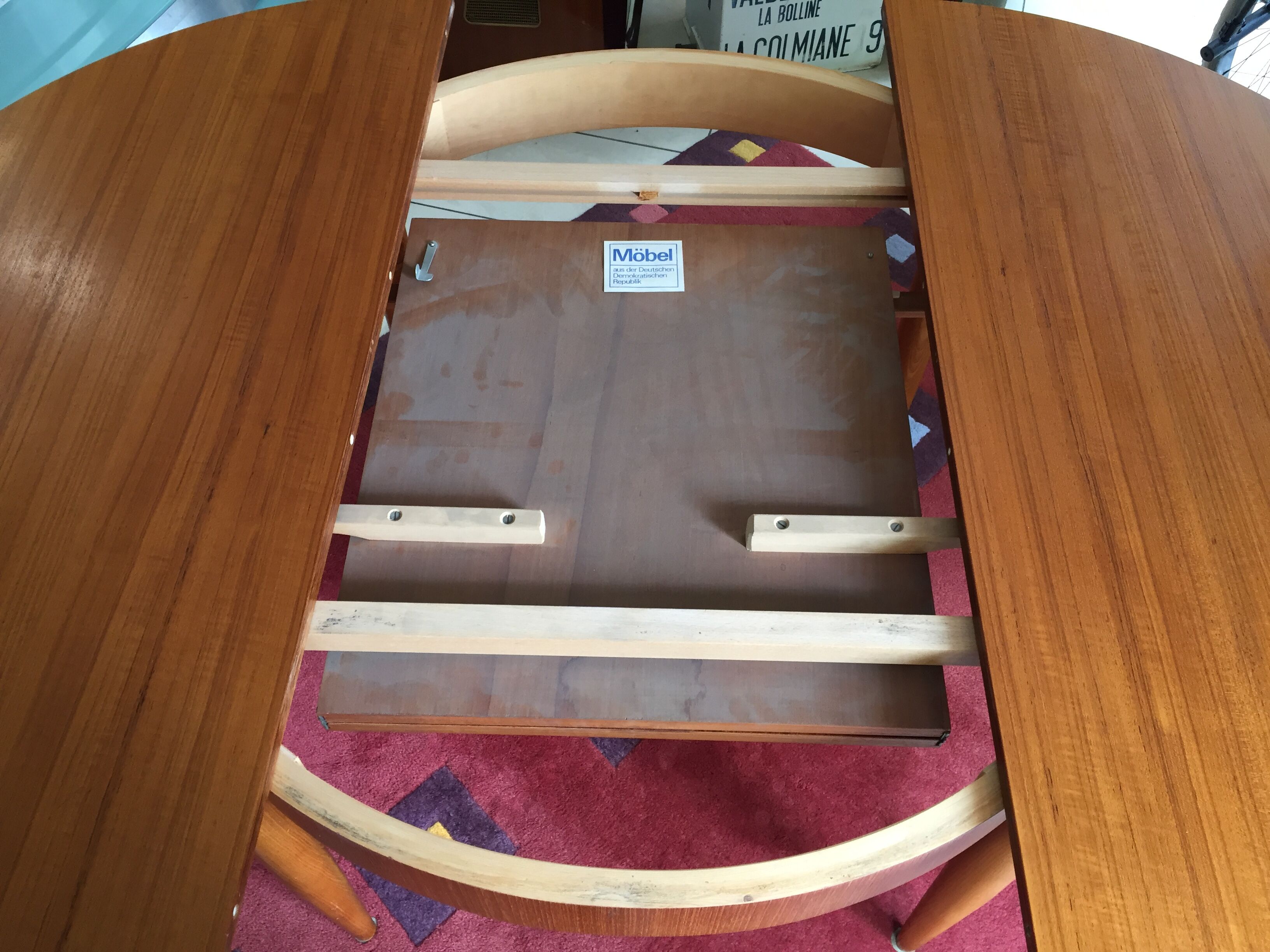 Scandinavian round table has extensions 4-8 pers møbelfabrik