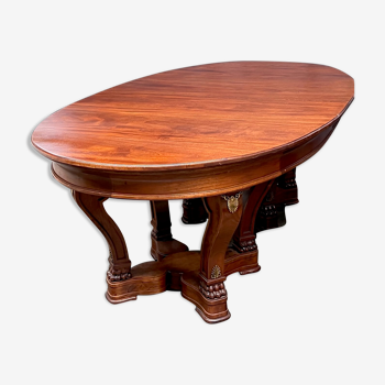 La table originale de style empire premier empire avec des rallonges jusqu'à 4,5 m.