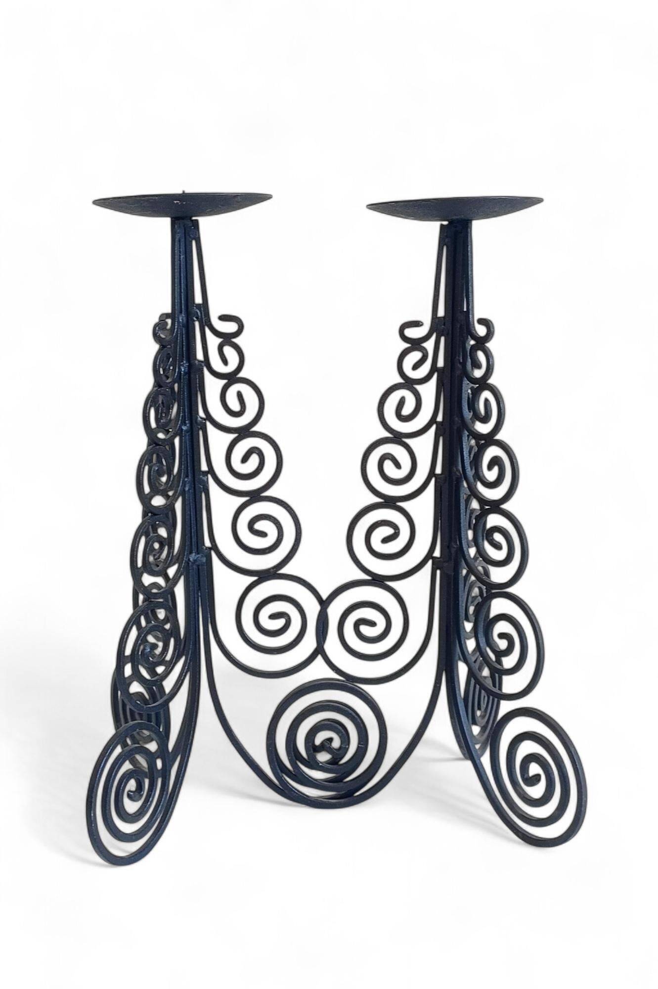 Paire de candélabres en fer forgé à la main, Espagne, vers les années 1970.