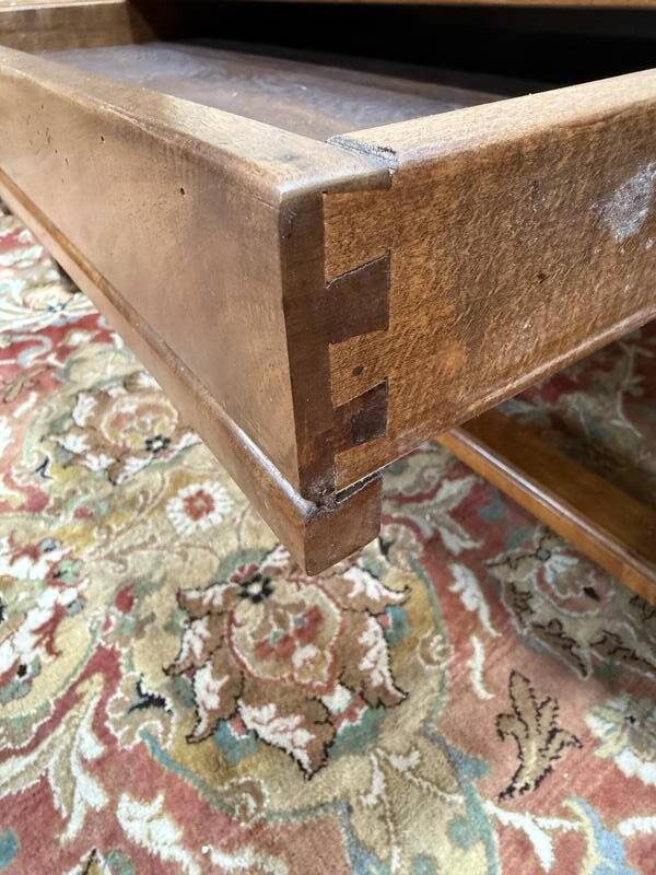 Table basse et bouts de canapés de style Louis XIII en parquet