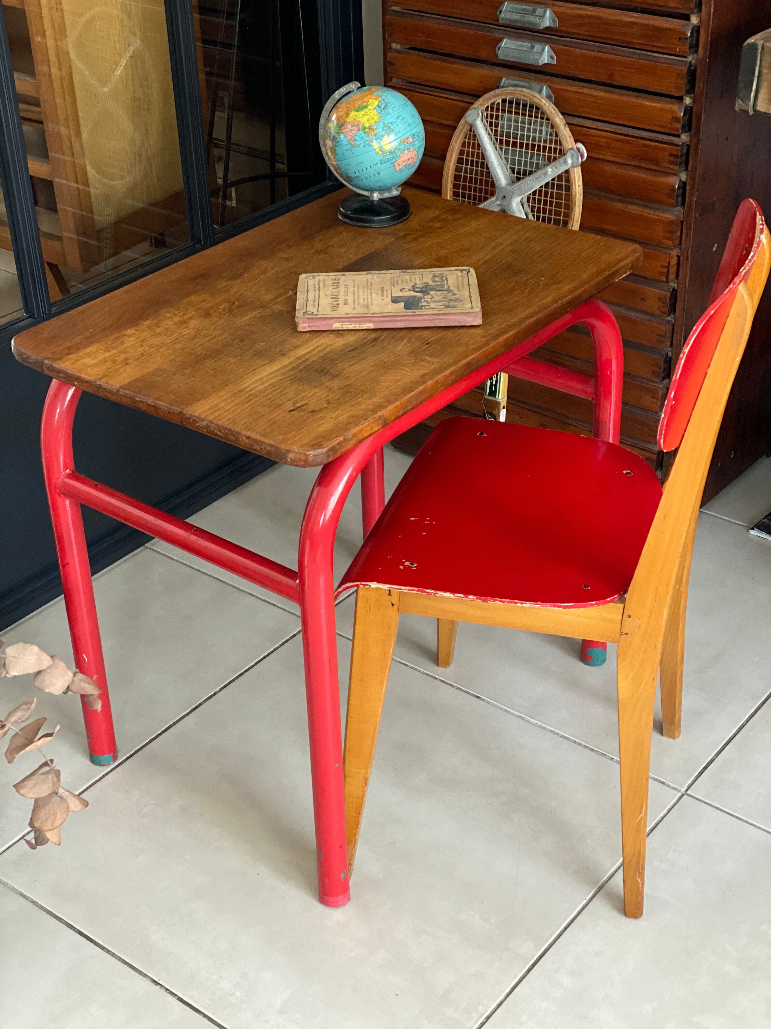 Ensemble bureau et chaise d’écolier