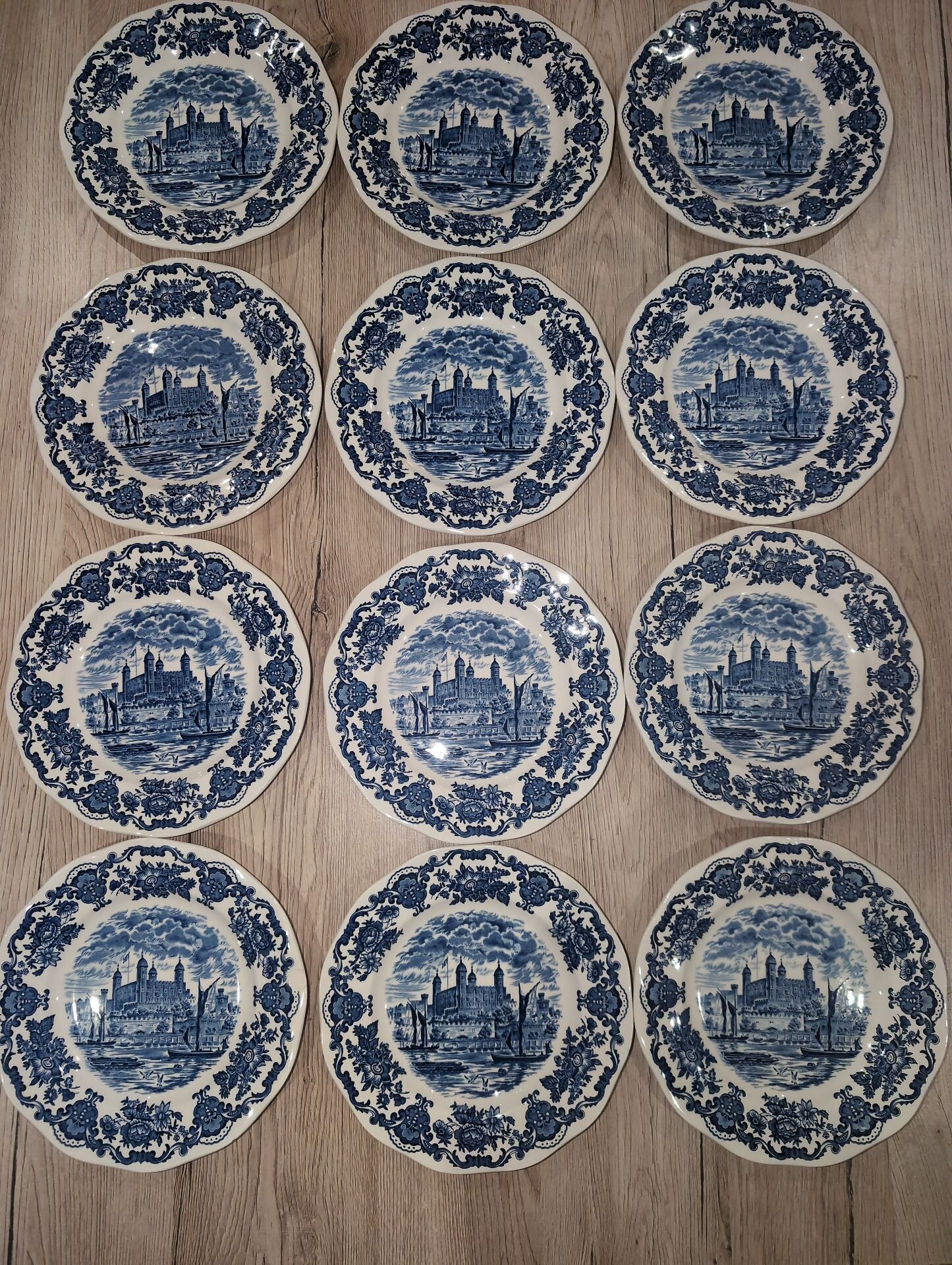 Service of 12 Enoch Wedgwood Tower of London 20cm Dinner Plates New