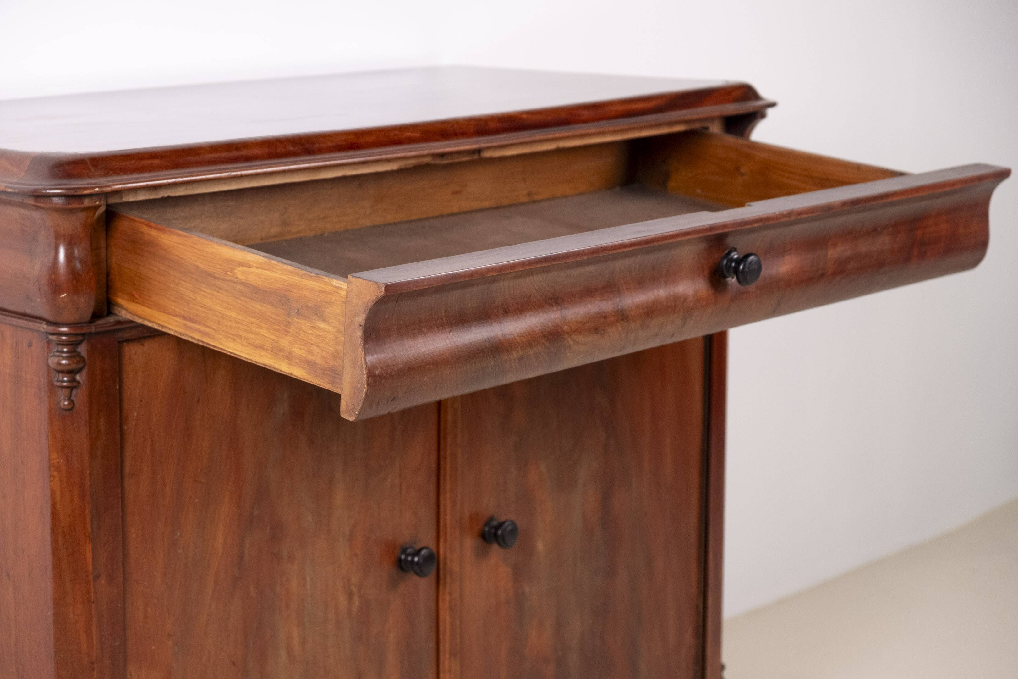 Cabinet Louis Philippe en acajou fabriqué en Belgique