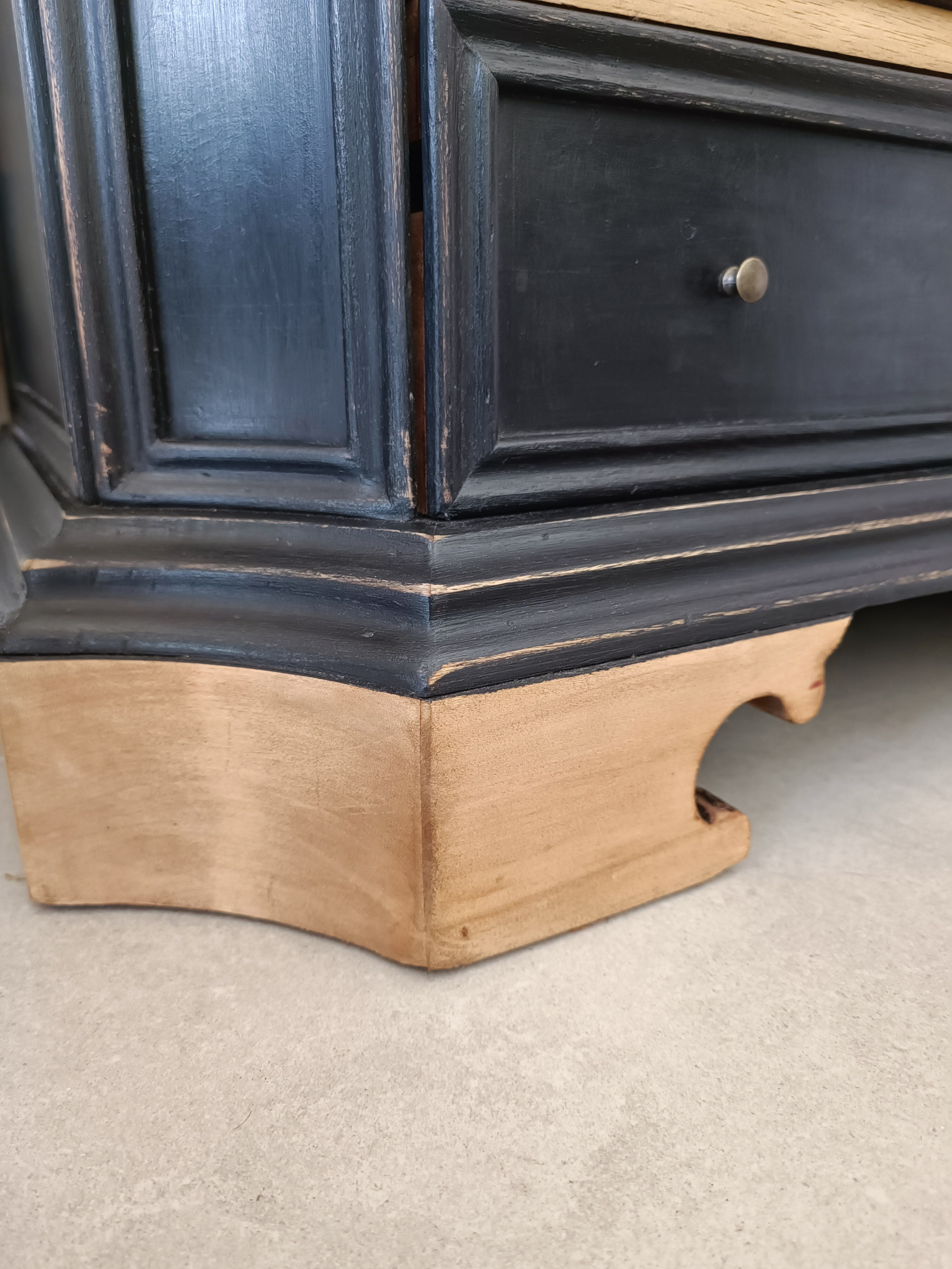 Seven-drawer chest of drawers in solid wood