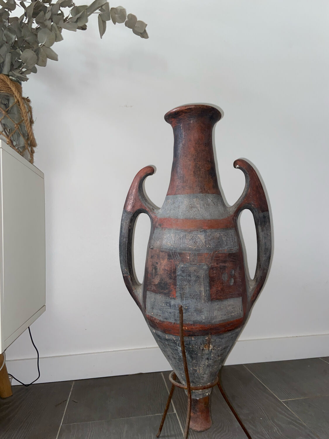 Ancient Kabyle amphora in terracotta.