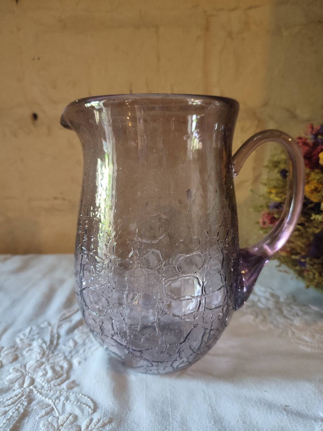 Pichet en verre craquelé couleur mauve