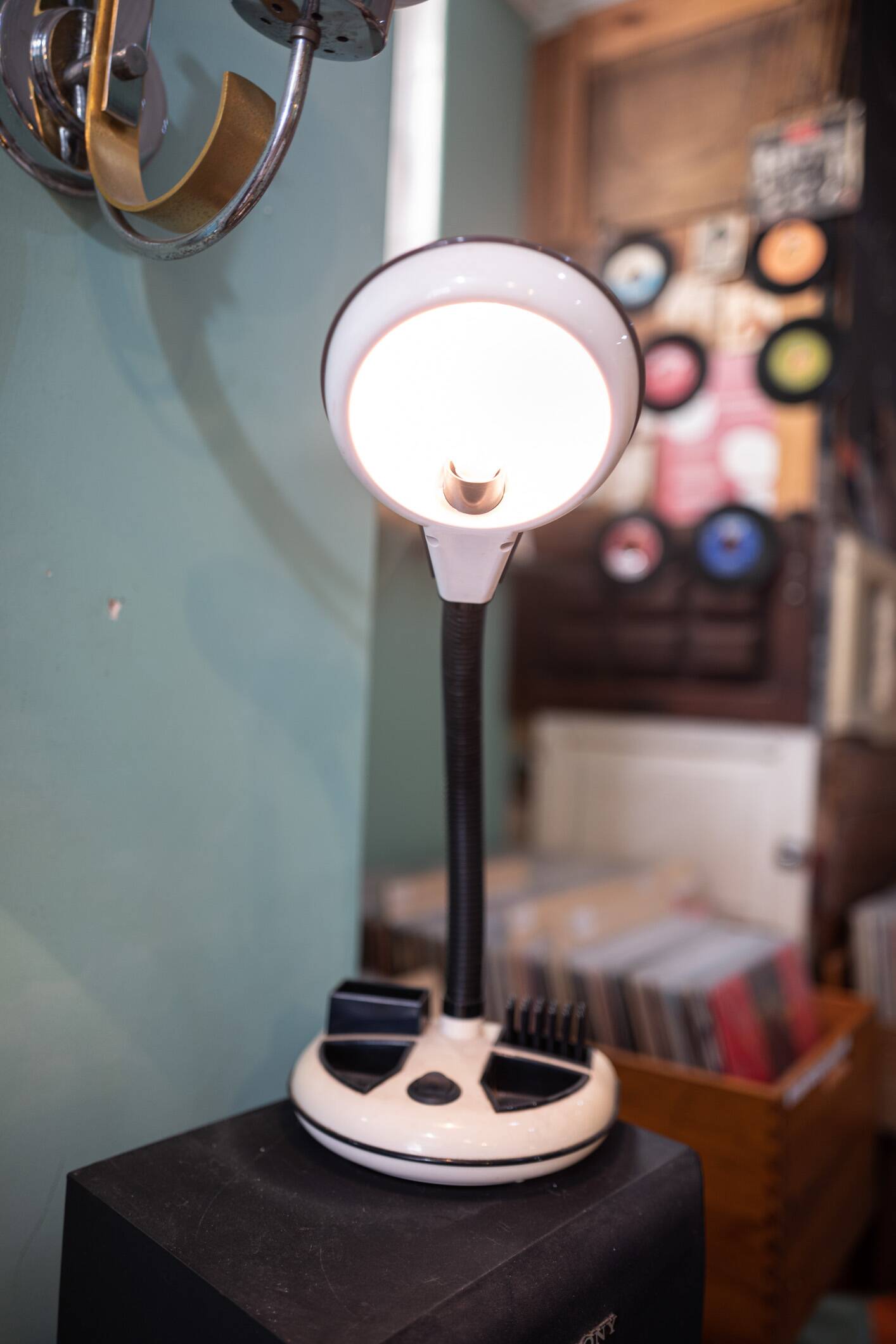 Rabbit Tanaka Gooseneck desk lamp, black and white by Kyoji Tanaka 1985, Hong Kong