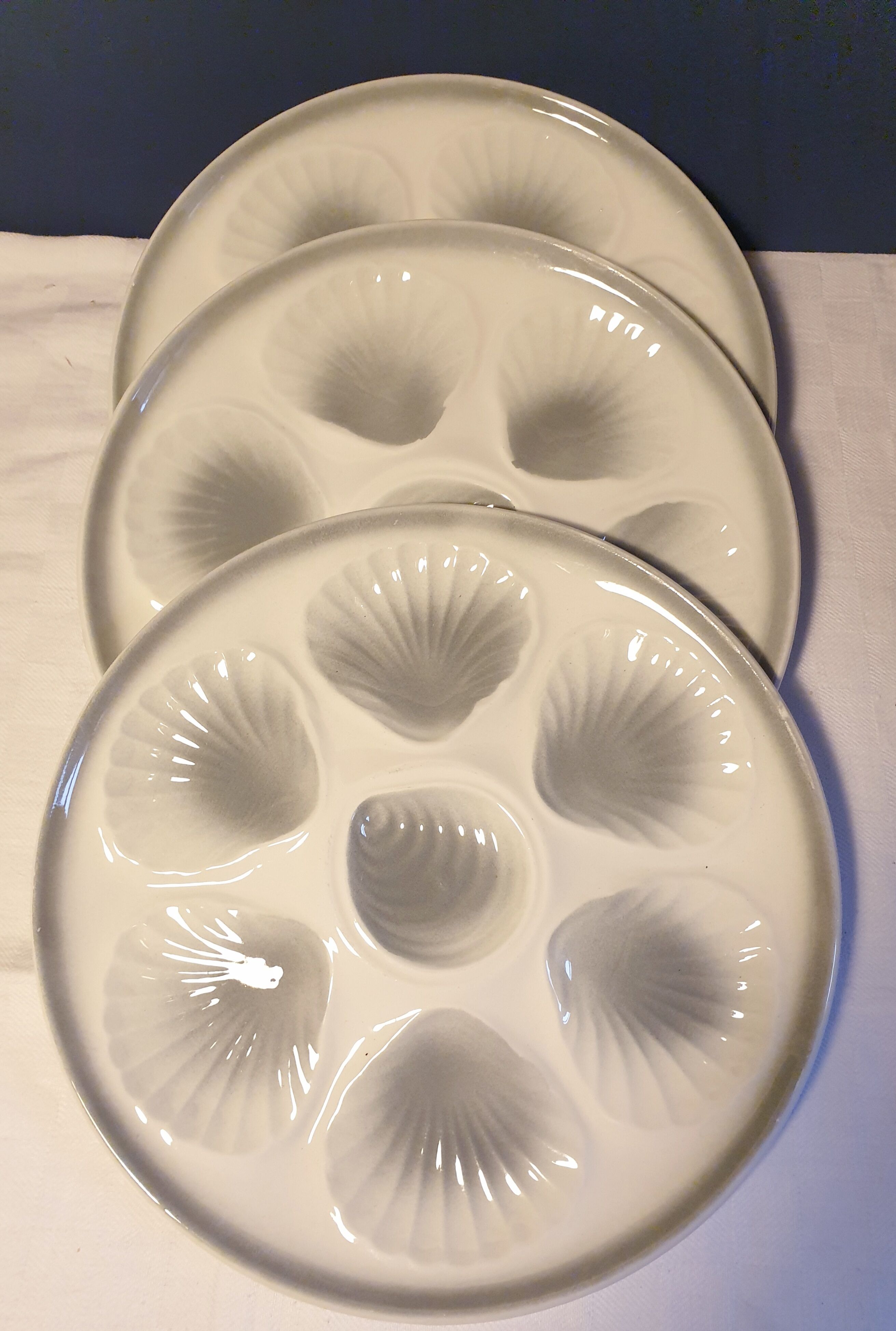 Suite of 12 oyster plates