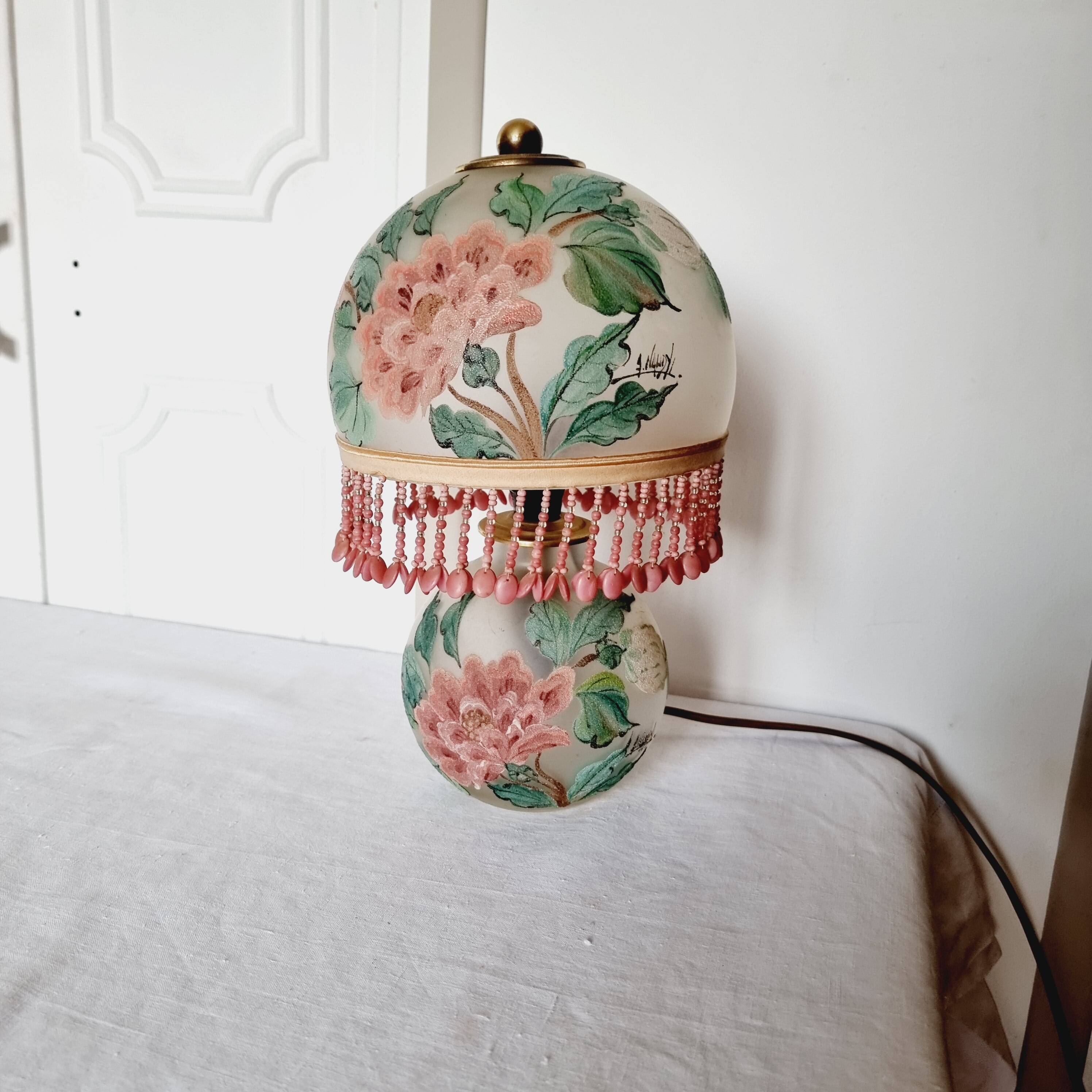 Lampe antique en opaline peinte à la main par Annick Naudy