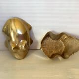 Zoomorphic frog shaped pocket emptier