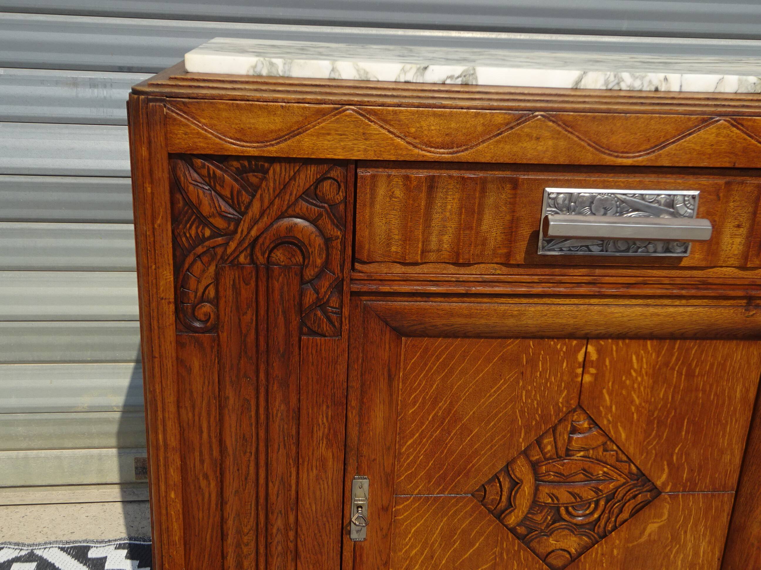 Ancien buffet en chêne et marbre, époque et style Art Déco