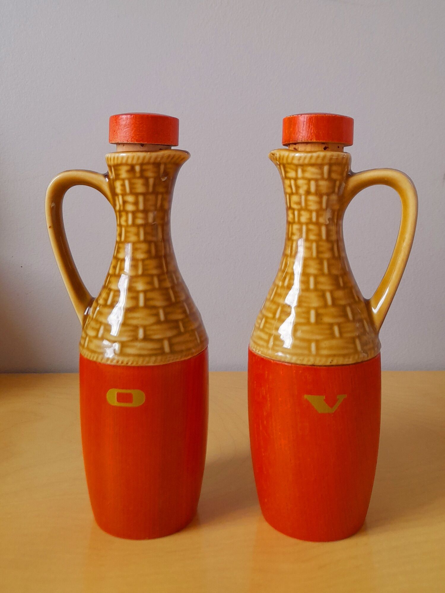 Oil and vinegar service in ceramic and wood