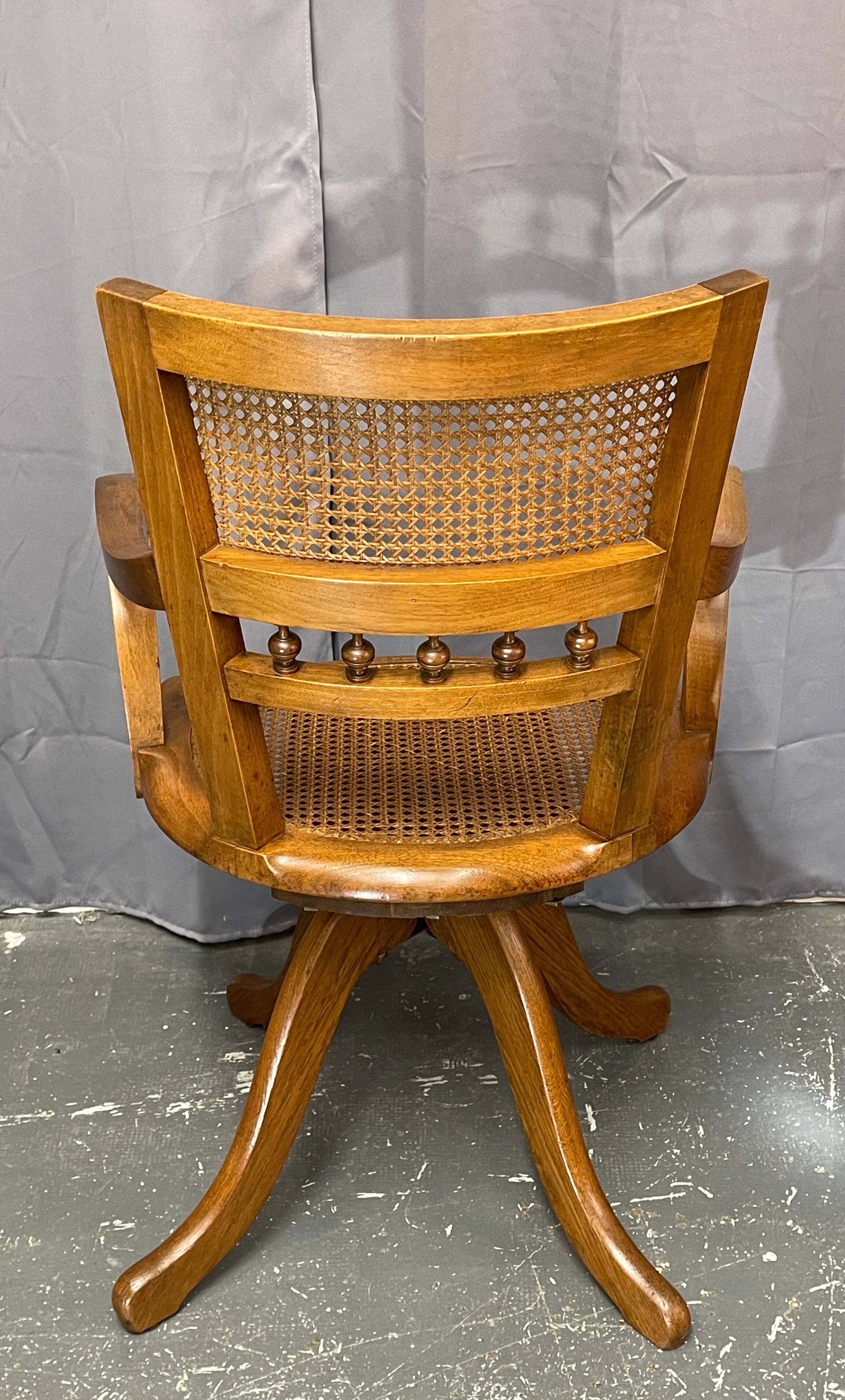 Fauteuil de bureau américain canné époque 1900